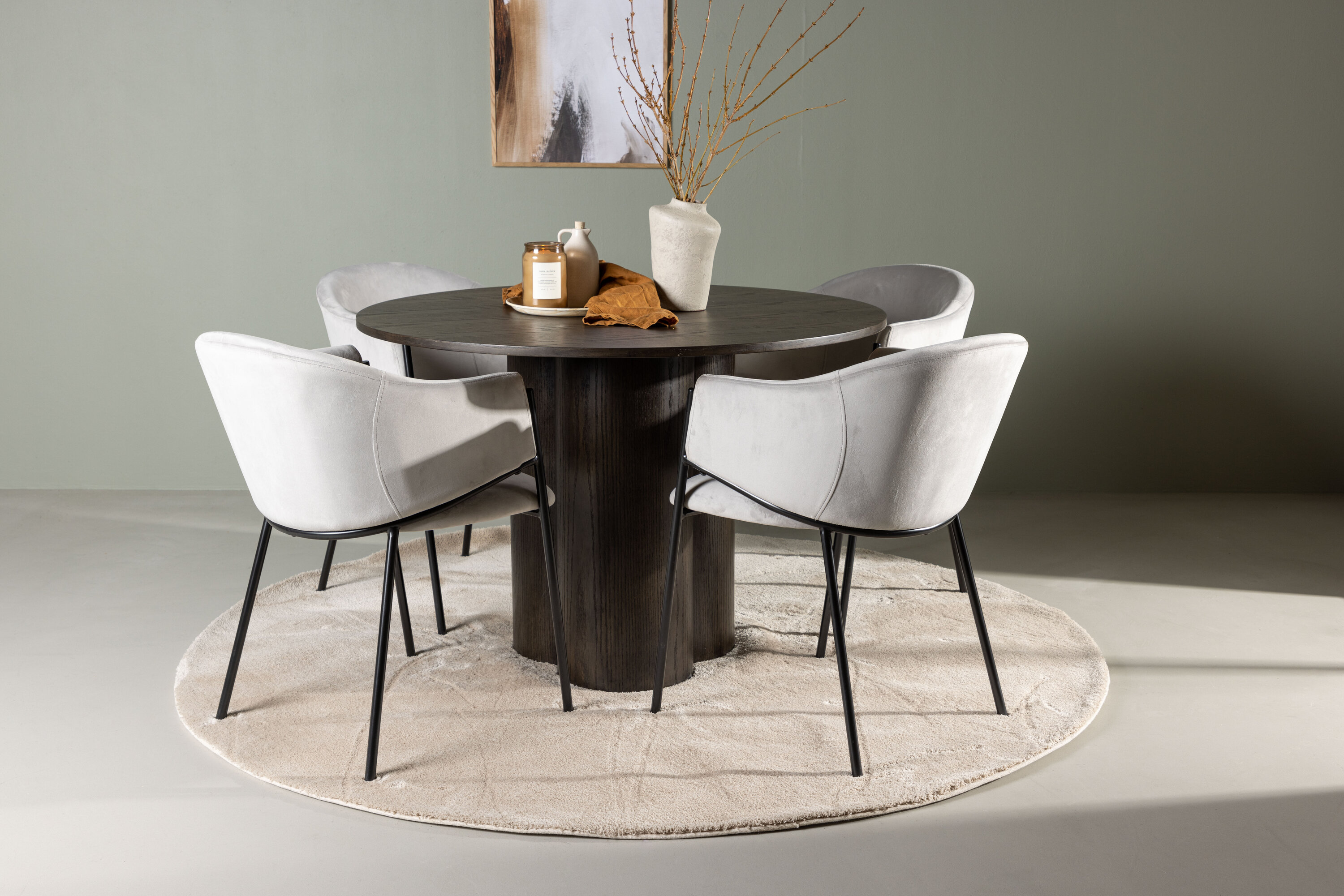 Olivia, Evelina ensemble repas rond moka, noir, gris Table : ⌀110 Chaise : 62 x 80 x 54 cm en situation dans une pièce décorée