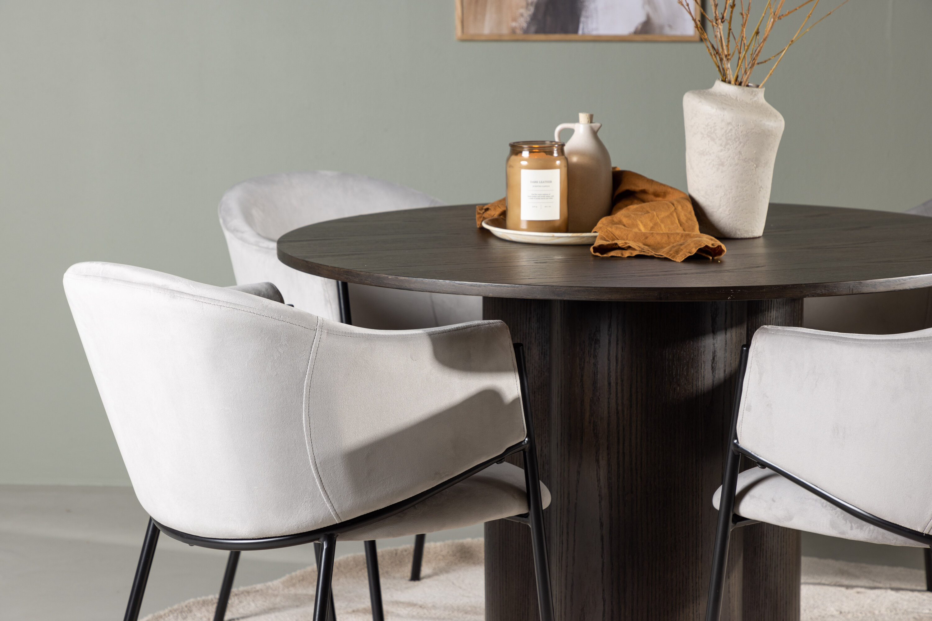 Olivia, Evelina ensemble repas rond moka, noir, gris Table : ⌀110 Chaise : 62 x 80 x 54 cm en situation dans une pièce décorée