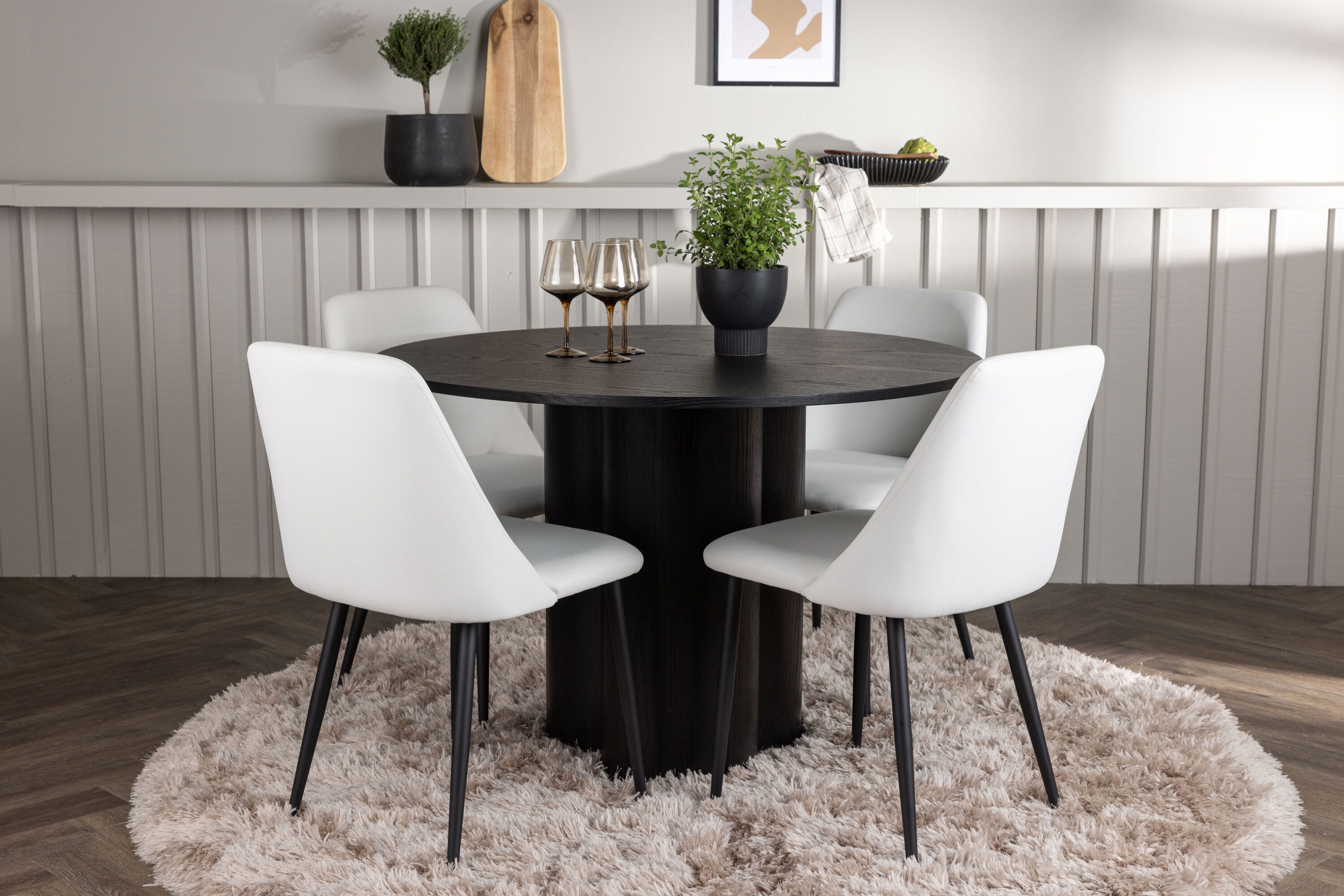 Olivia, Night ensemble repas rond noir, blanc Table : ⌀110 Chaise : 56 x 87 x 49 cm en situation dans une pièce décorée