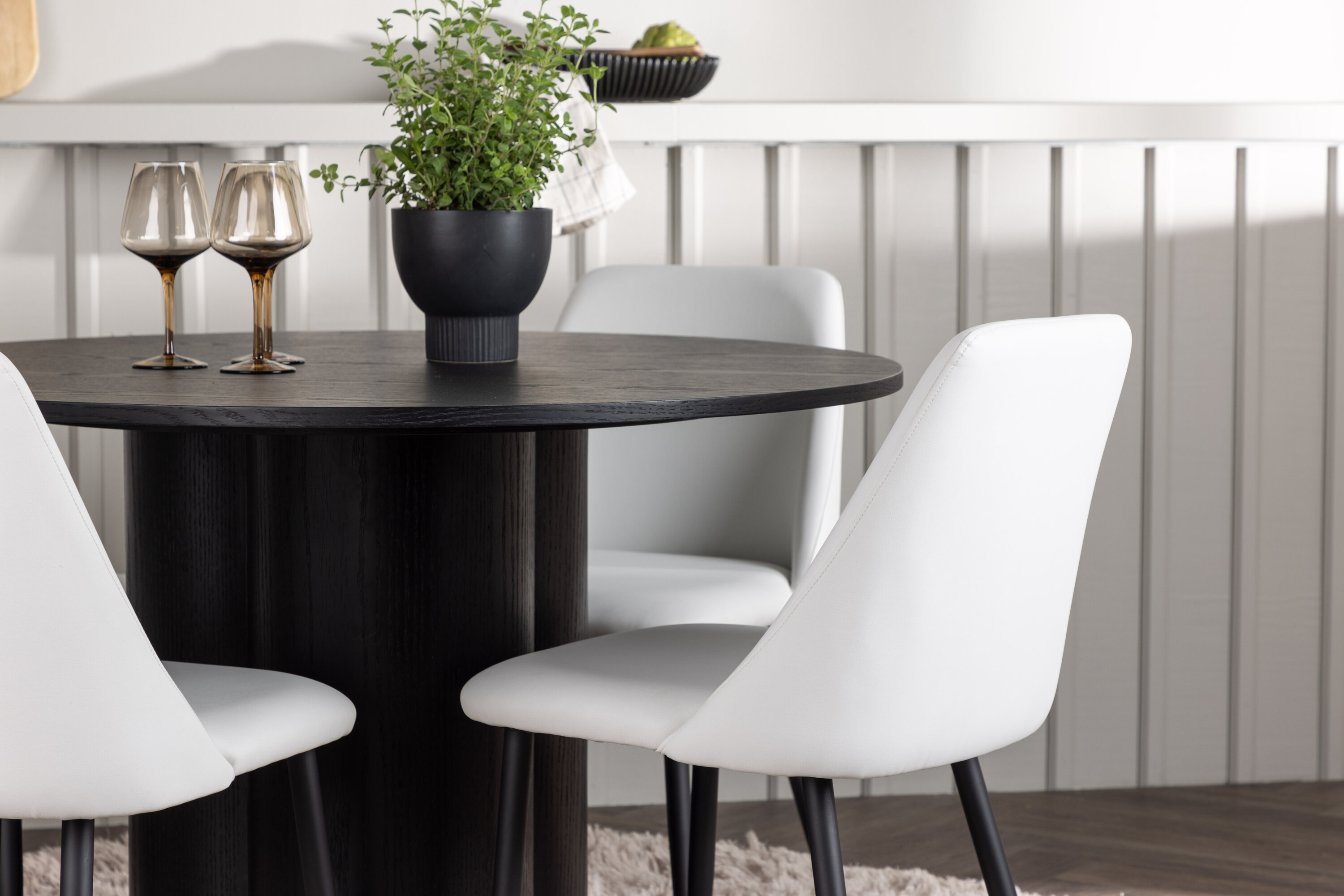 Olivia, Night ensemble repas rond noir, blanc Table : ⌀110 Chaise : 56 x 87 x 49 cm en situation dans une pièce décorée