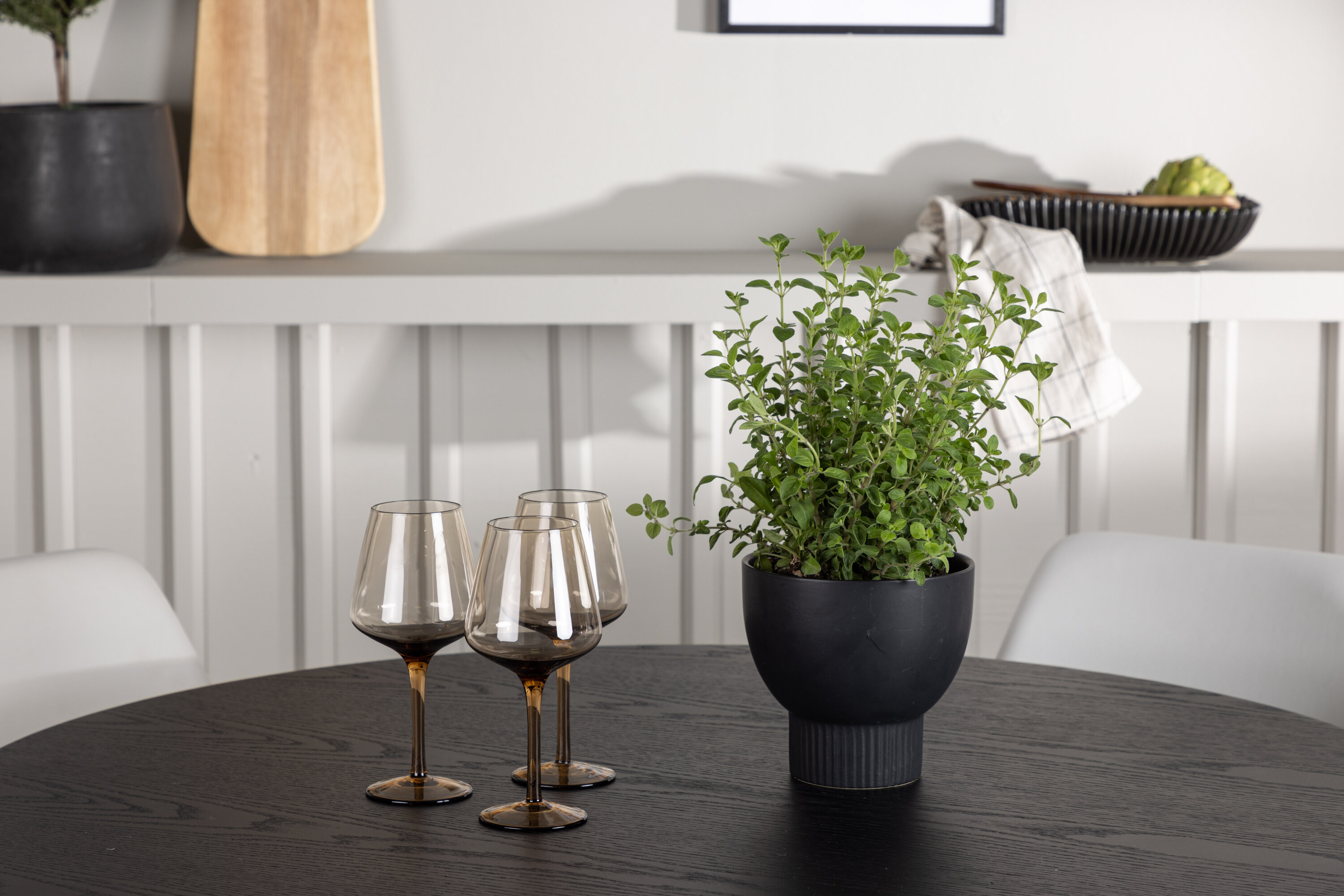 Olivia, Night ensemble repas rond noir, blanc Table : ⌀110 Chaise : 56 x 87 x 49 cm en situation dans une pièce décorée