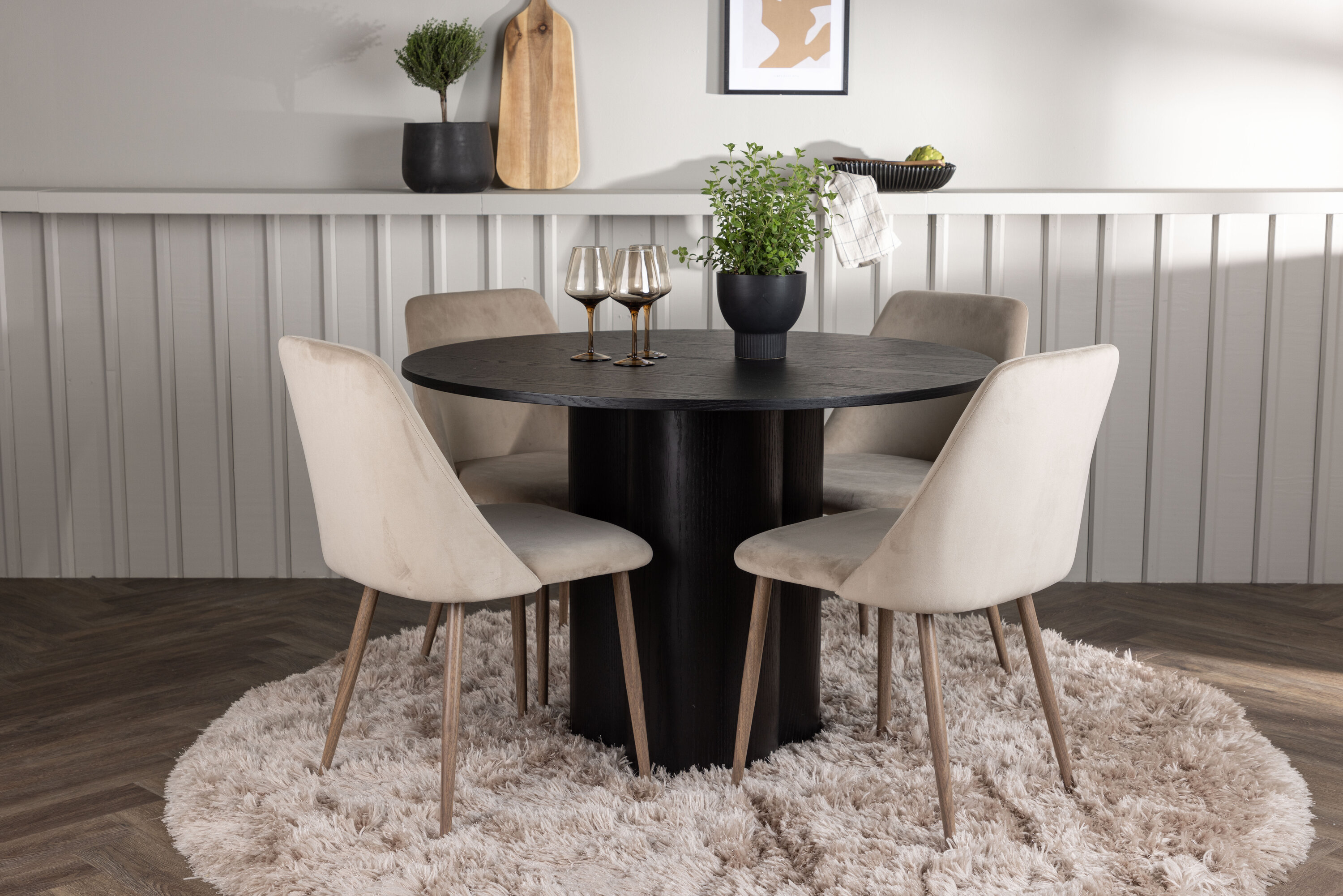 Olivia, Night ensemble repas rond noir, noyer, beige Table : ⌀110 Chaise : 56 x 87 x 49 cm en situation dans une pièce décorée