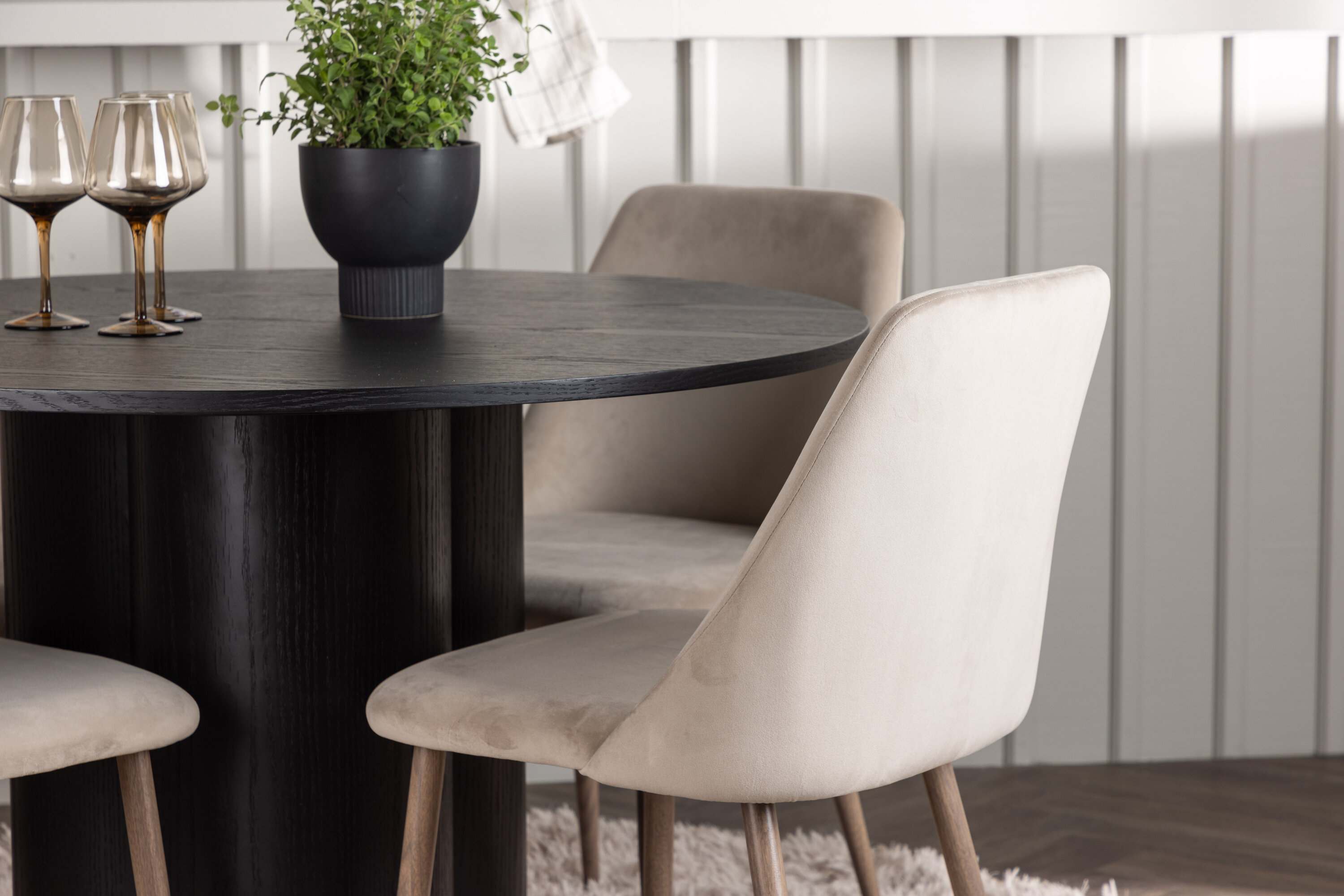 Olivia, Night ensemble repas rond noir, noyer, beige Table : ⌀110 Chaise : 56 x 87 x 49 cm en situation dans une pièce décorée