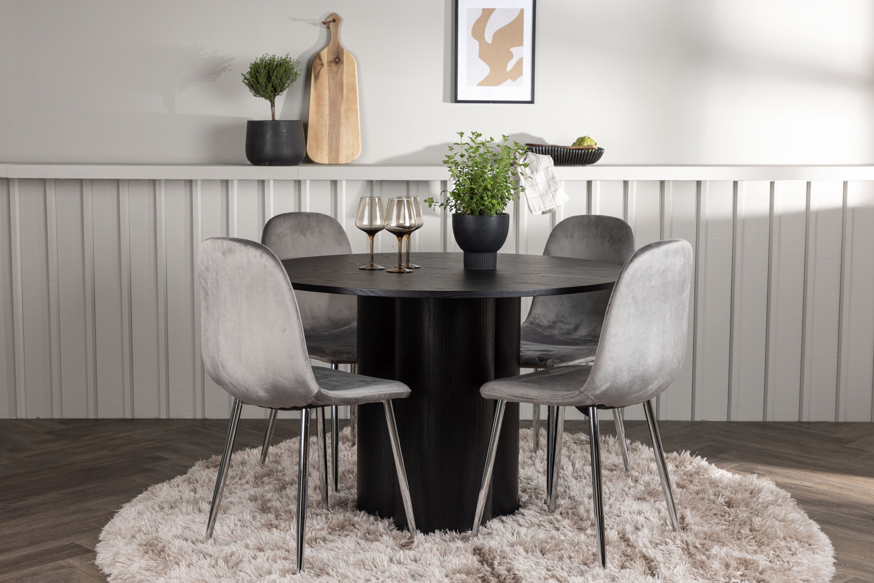 Olivia, Eva ensemble repas rond noir, argenté, gris clair Table : ⌀110 Chaise : 42 x 89 x 44,5 cm en situation dans une pièce décorée