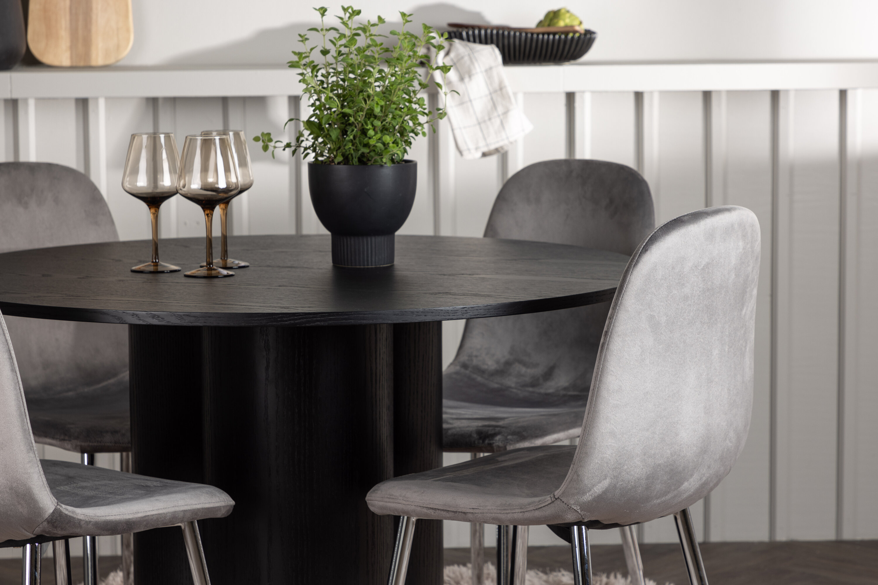 Olivia, Eva ensemble repas rond noir, argenté, gris clair Table : ⌀110 Chaise : 42 x 89 x 44,5 cm en situation dans une pièce décorée