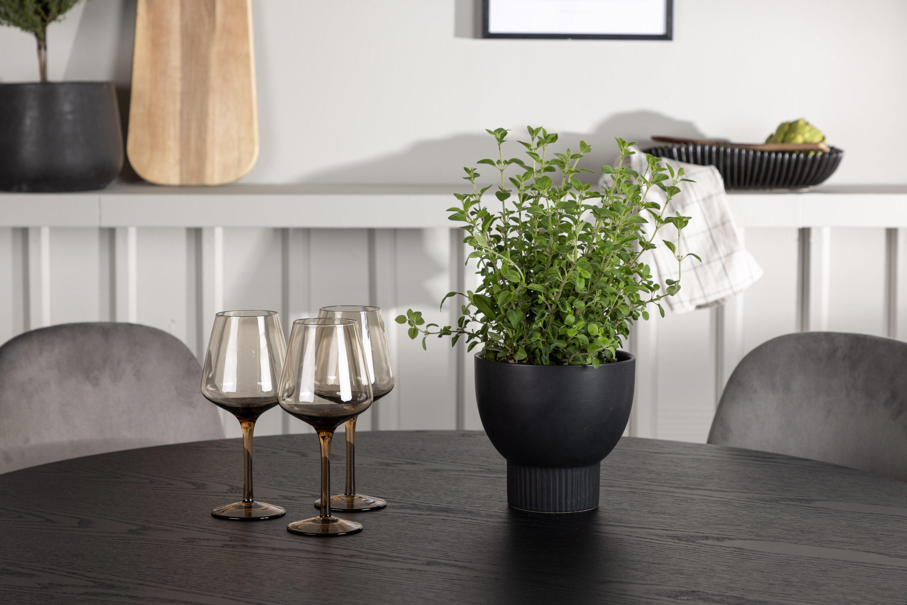 Olivia, Eva ensemble repas rond noir, argenté, gris clair Table : ⌀110 Chaise : 42 x 89 x 44,5 cm en situation dans une pièce décorée