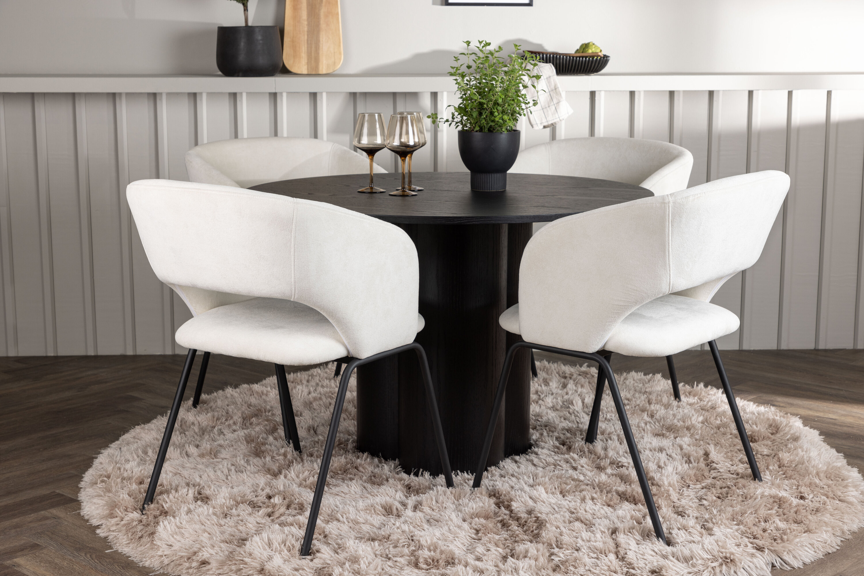 Olivia, Day ensemble repas rond noir, blanc cassé Table : ⌀110 Chaise : 66 x 86 x 66 cm en situation dans une pièce décorée