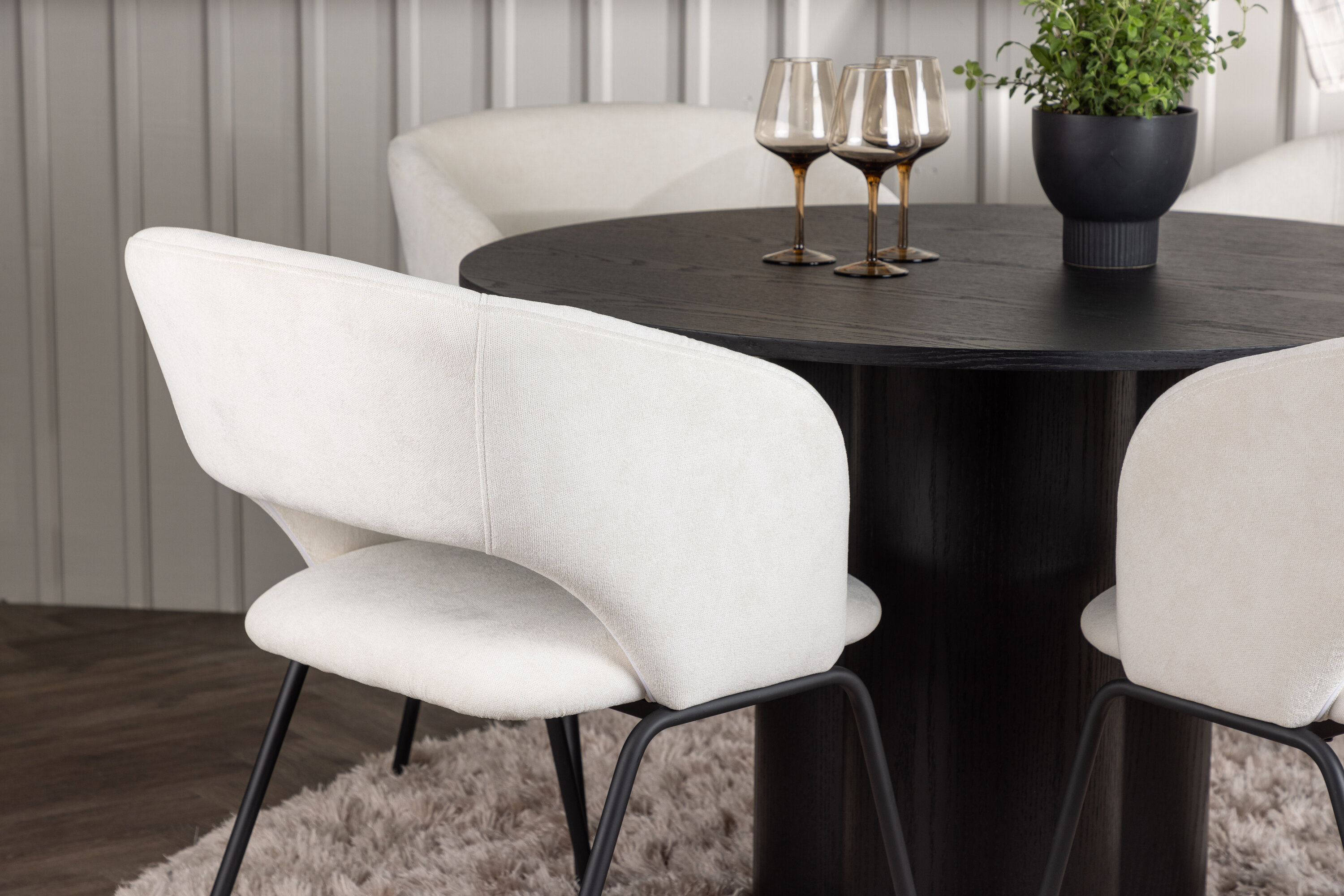 Olivia, Day ensemble repas rond noir, blanc cassé Table : ⌀110 Chaise : 66 x 86 x 66 cm en situation dans une pièce décorée