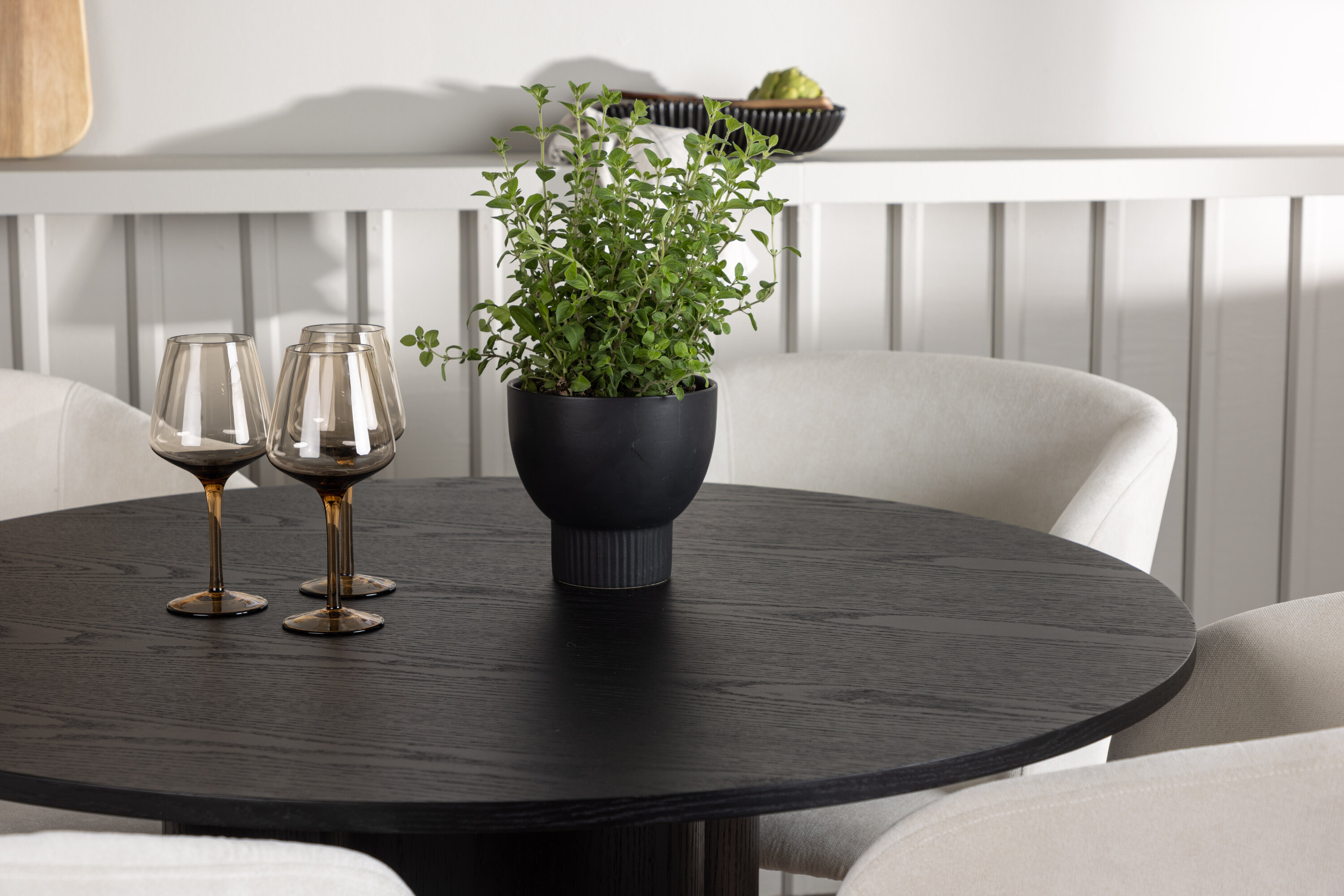 Olivia, Day ensemble repas rond noir, blanc cassé Table : ⌀110 Chaise : 66 x 86 x 66 cm en situation dans une pièce décorée