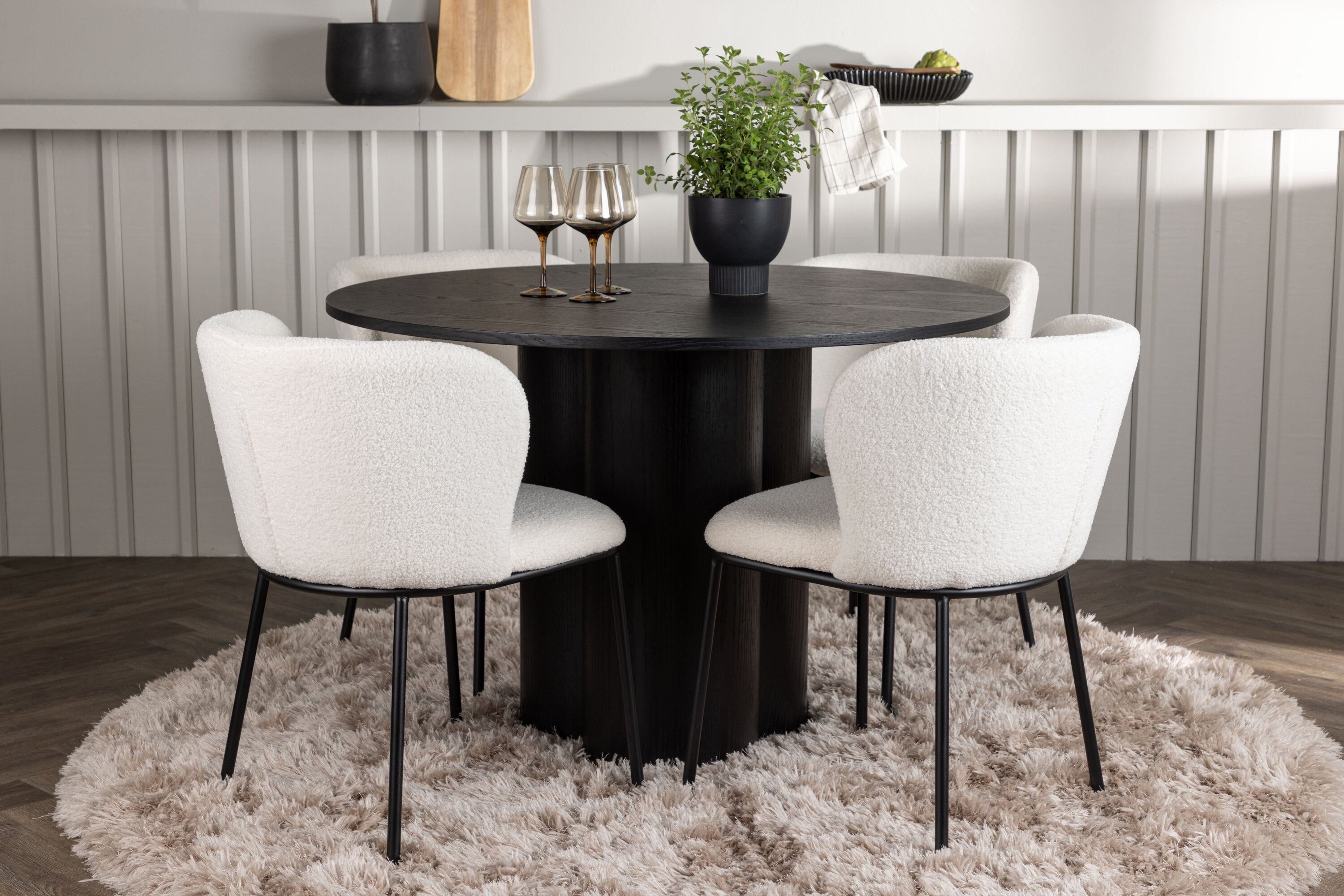 Olivia, Edina ensemble repas rond noir, blanc Table : ⌀110 Chaise : 56 x 76 x 55 cm en situation dans une pièce décorée