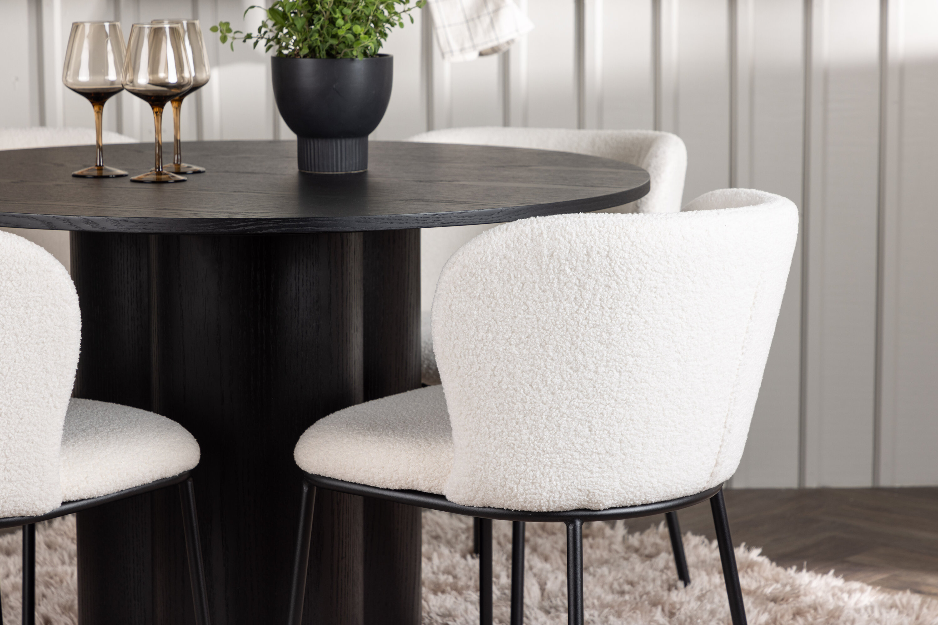 Olivia, Edina ensemble repas rond noir, blanc Table : ⌀110 Chaise : 56 x 76 x 55 cm en situation dans une pièce décorée