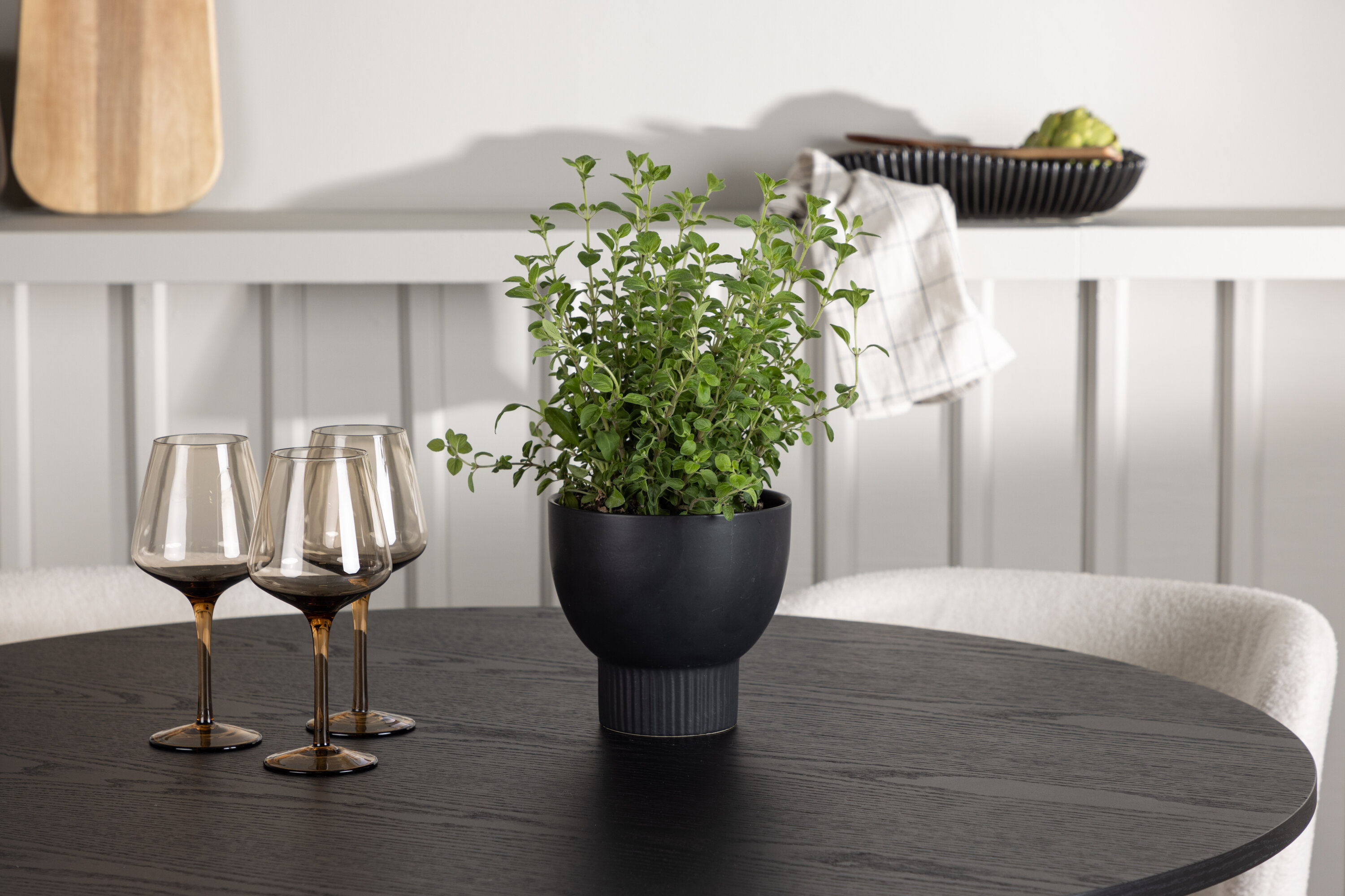 Olivia, Edina ensemble repas rond noir, blanc Table : ⌀110 Chaise : 56 x 76 x 55 cm en situation dans une pièce décorée