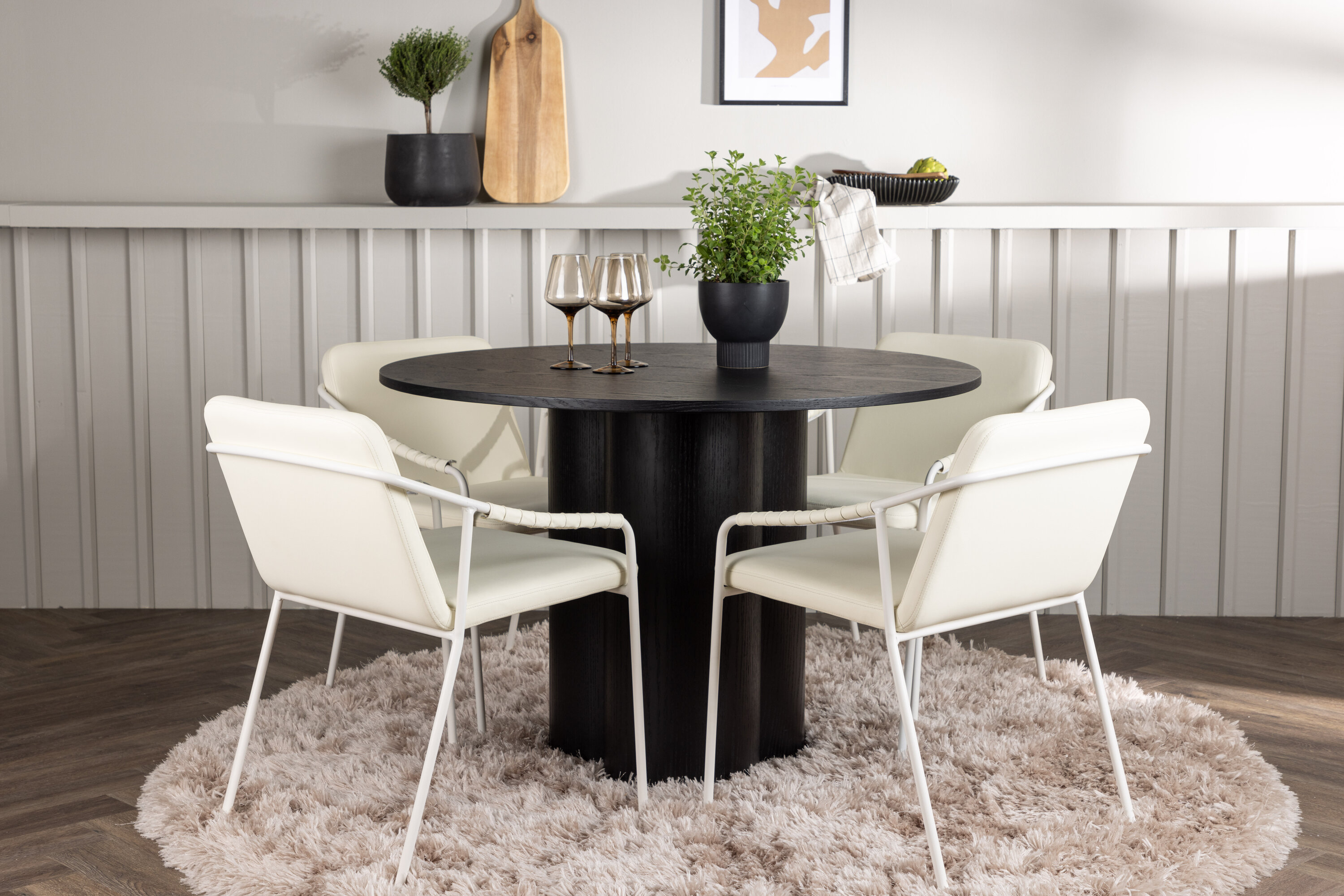 Olivia, Tvist ensemble repas rond noir, beige Table : ⌀110 Chaise : 59 x 78 x 52 cm en situation dans une pièce décorée