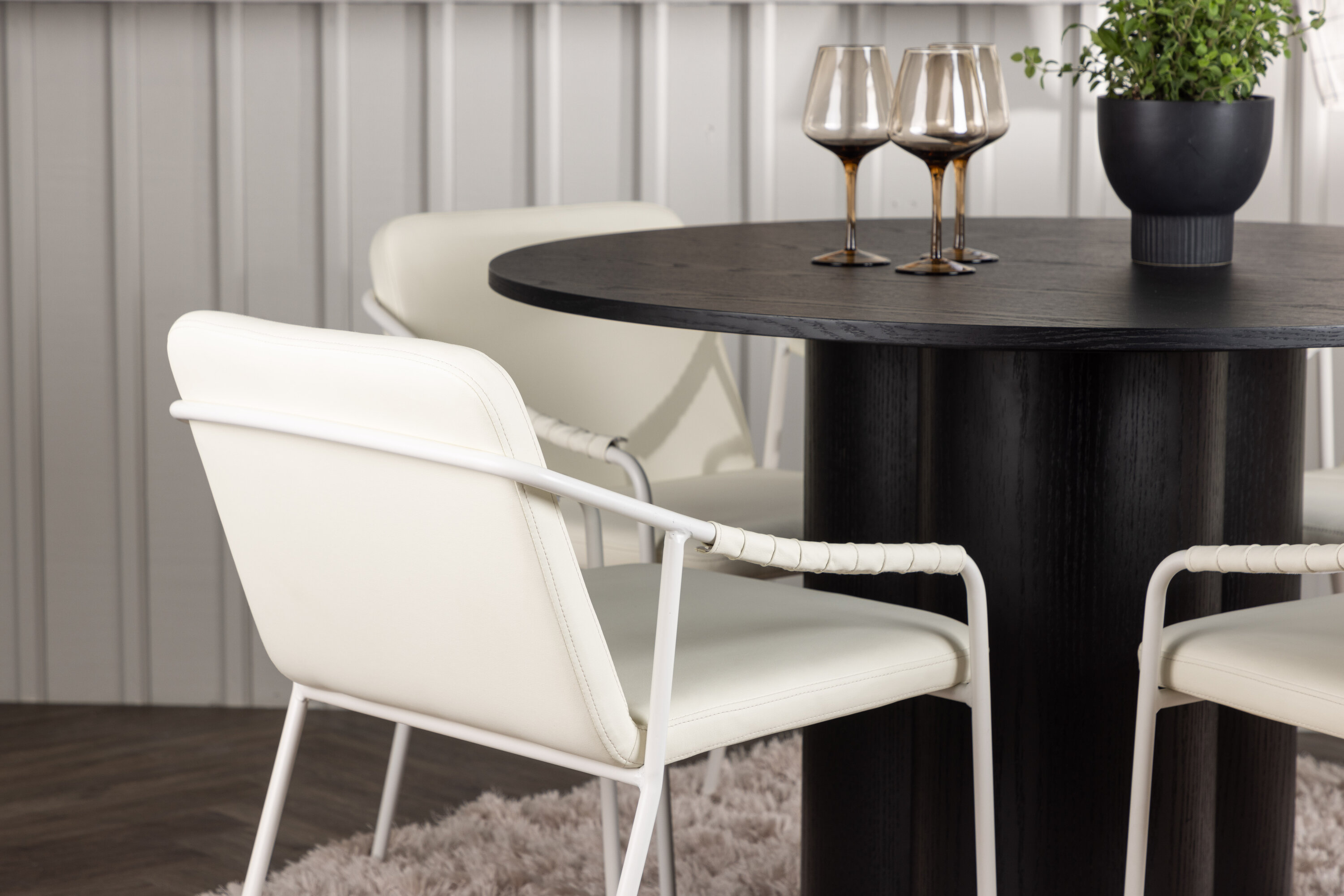 Olivia, Tvist ensemble repas rond noir, beige Table : ⌀110 Chaise : 59 x 78 x 52 cm en situation dans une pièce décorée