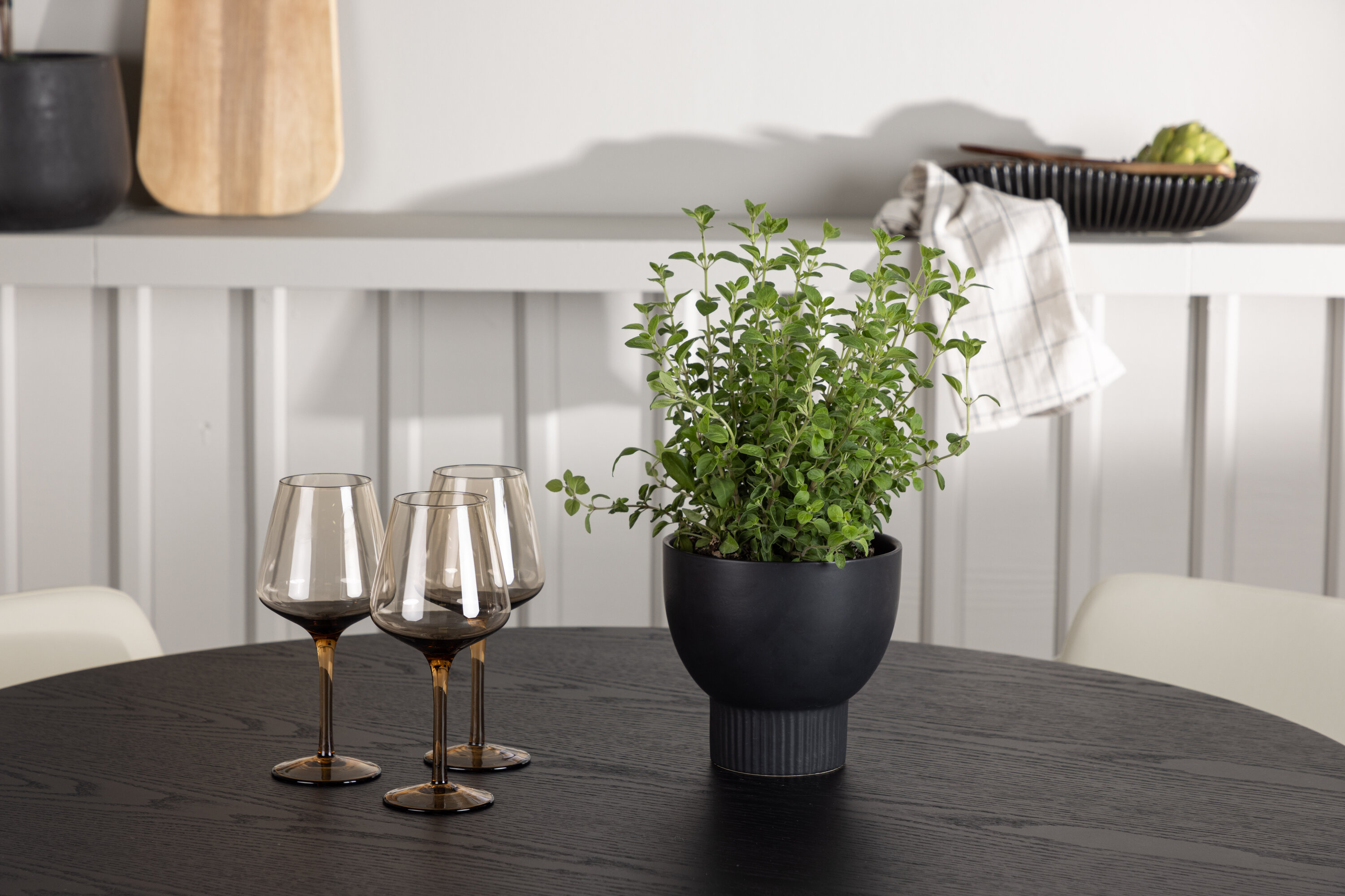 Olivia, Tvist ensemble repas rond noir, beige Table : ⌀110 Chaise : 59 x 78 x 52 cm en situation dans une pièce décorée
