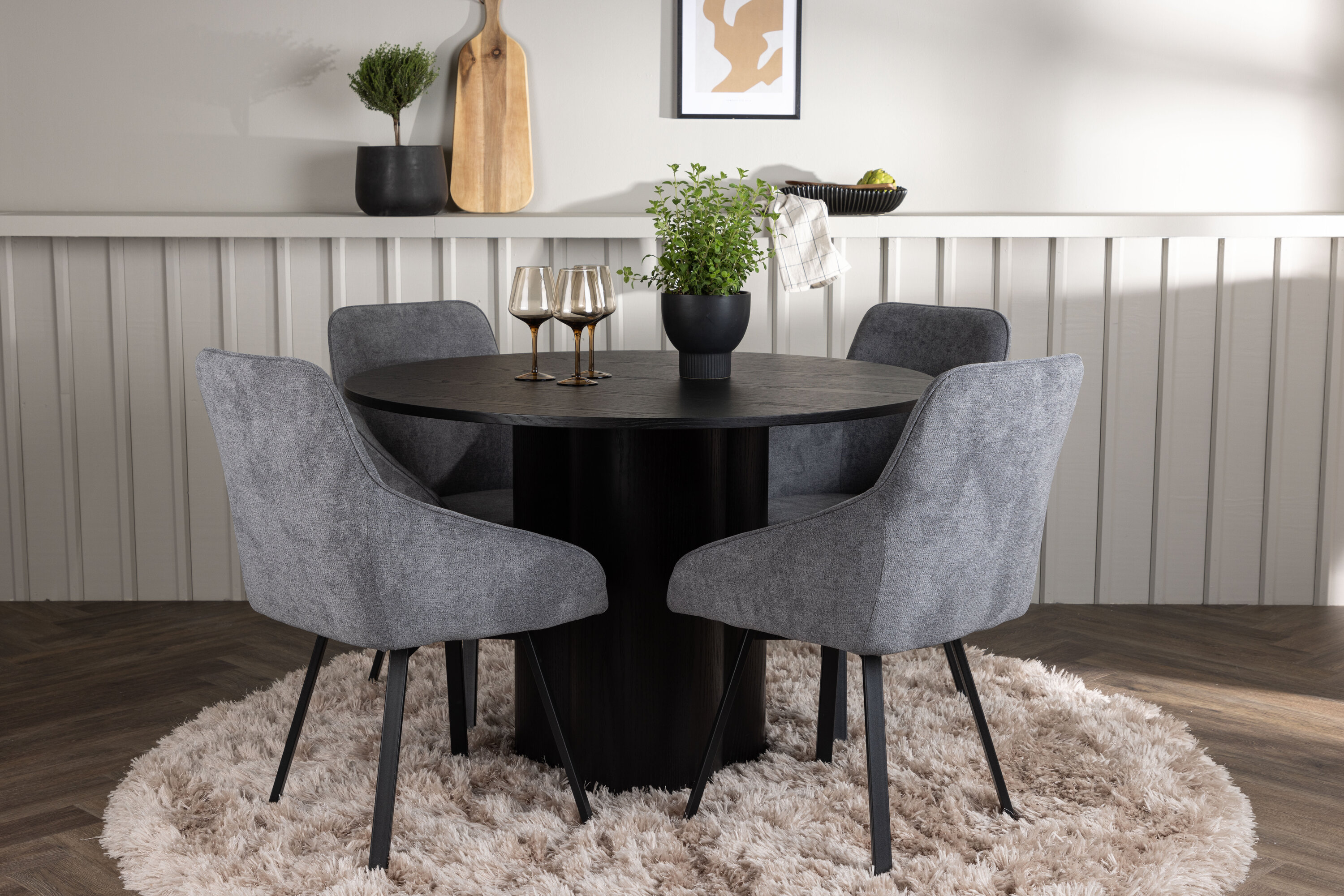 Olivia, Rosie ensemble repas rond noir, gris Table : ⌀110 Chaise : 60 x 88 x 55 cm en situation dans une pièce décorée