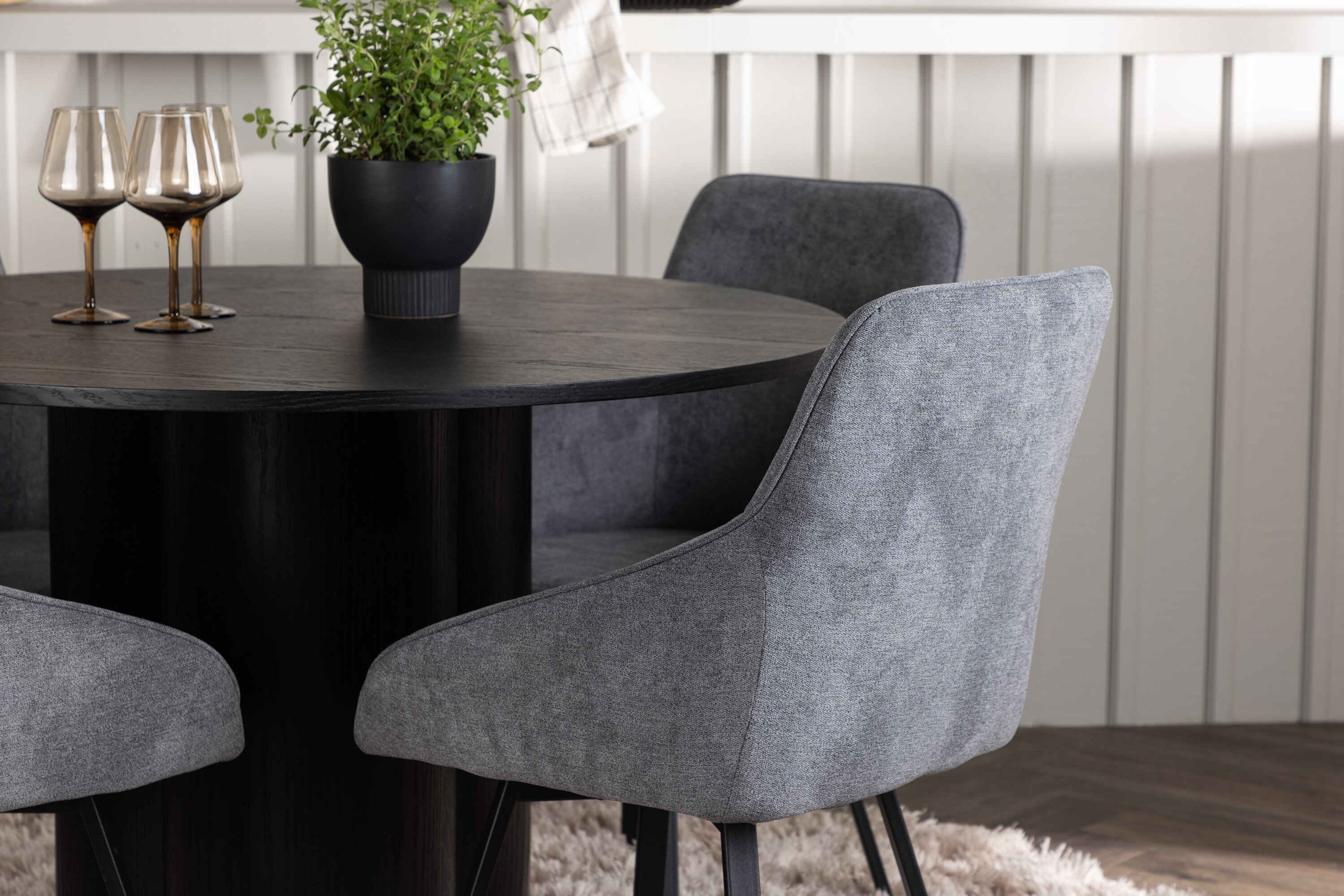 Olivia, Rosie ensemble repas rond noir, gris Table : ⌀110 Chaise : 60 x 88 x 55 cm en situation dans une pièce décorée