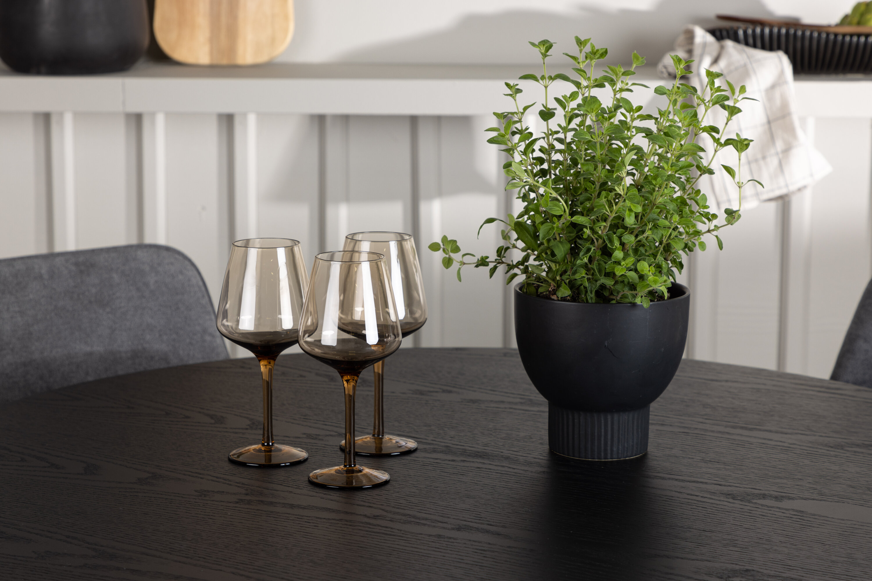 Olivia, Rosie ensemble repas rond noir, gris Table : ⌀110 Chaise : 60 x 88 x 55 cm en situation dans une pièce décorée