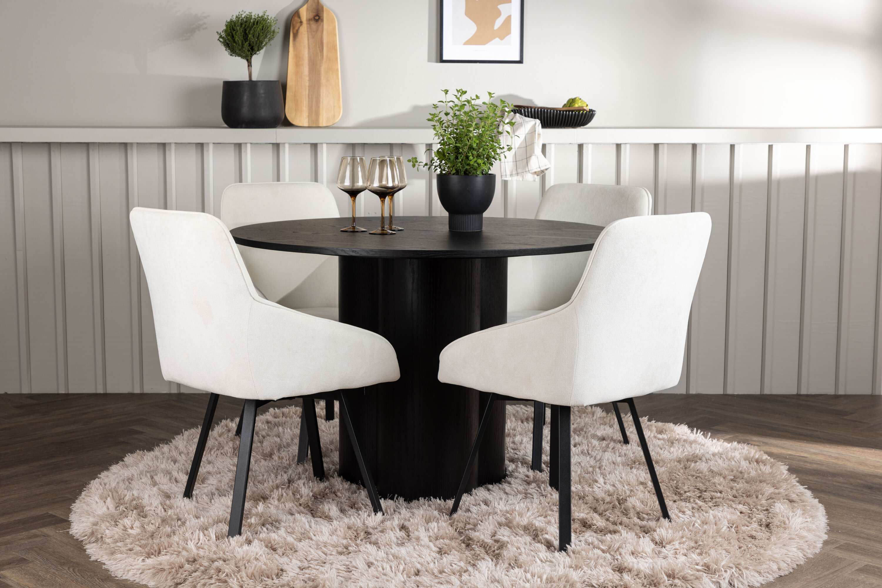 Olivia, Rosie ensemble repas rond noir, beige Table : ⌀110 Chaise : 60 x 88 x 55 cm en situation dans une pièce décorée
