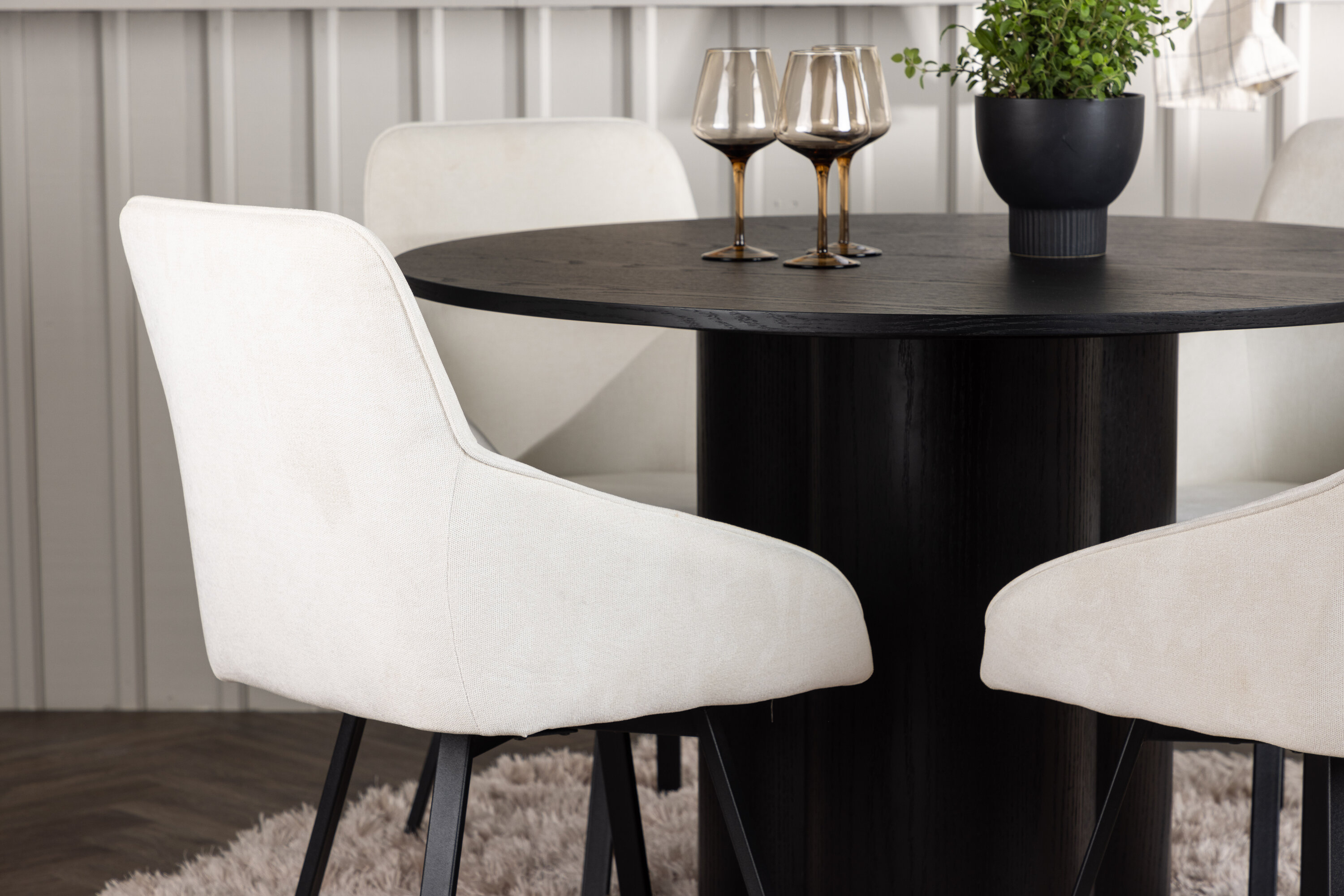 Olivia, Rosie ensemble repas rond noir, beige Table : ⌀110 Chaise : 60 x 88 x 55 cm en situation dans une pièce décorée