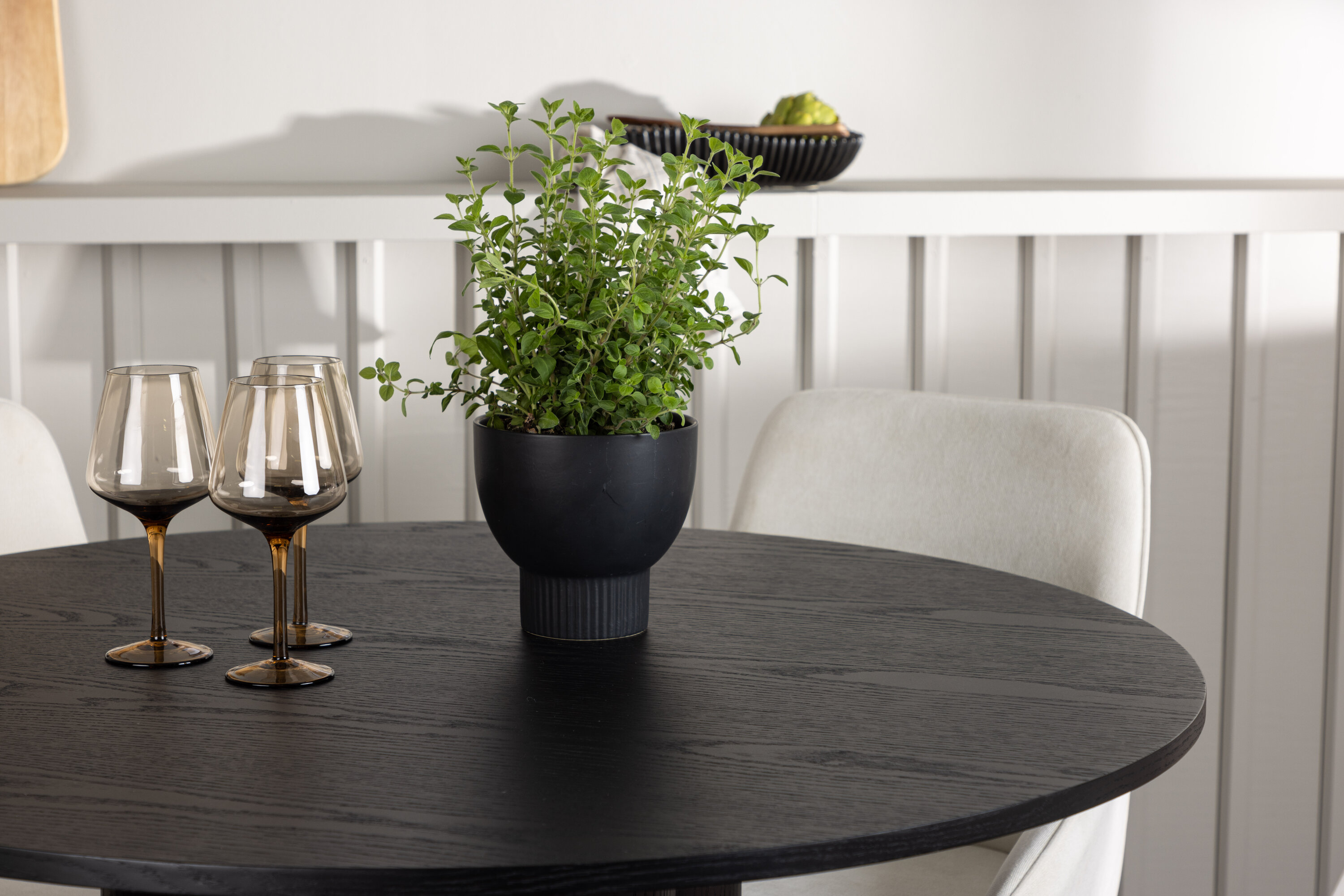 Olivia, Rosie ensemble repas rond noir, beige Table : ⌀110 Chaise : 60 x 88 x 55 cm en situation dans une pièce décorée