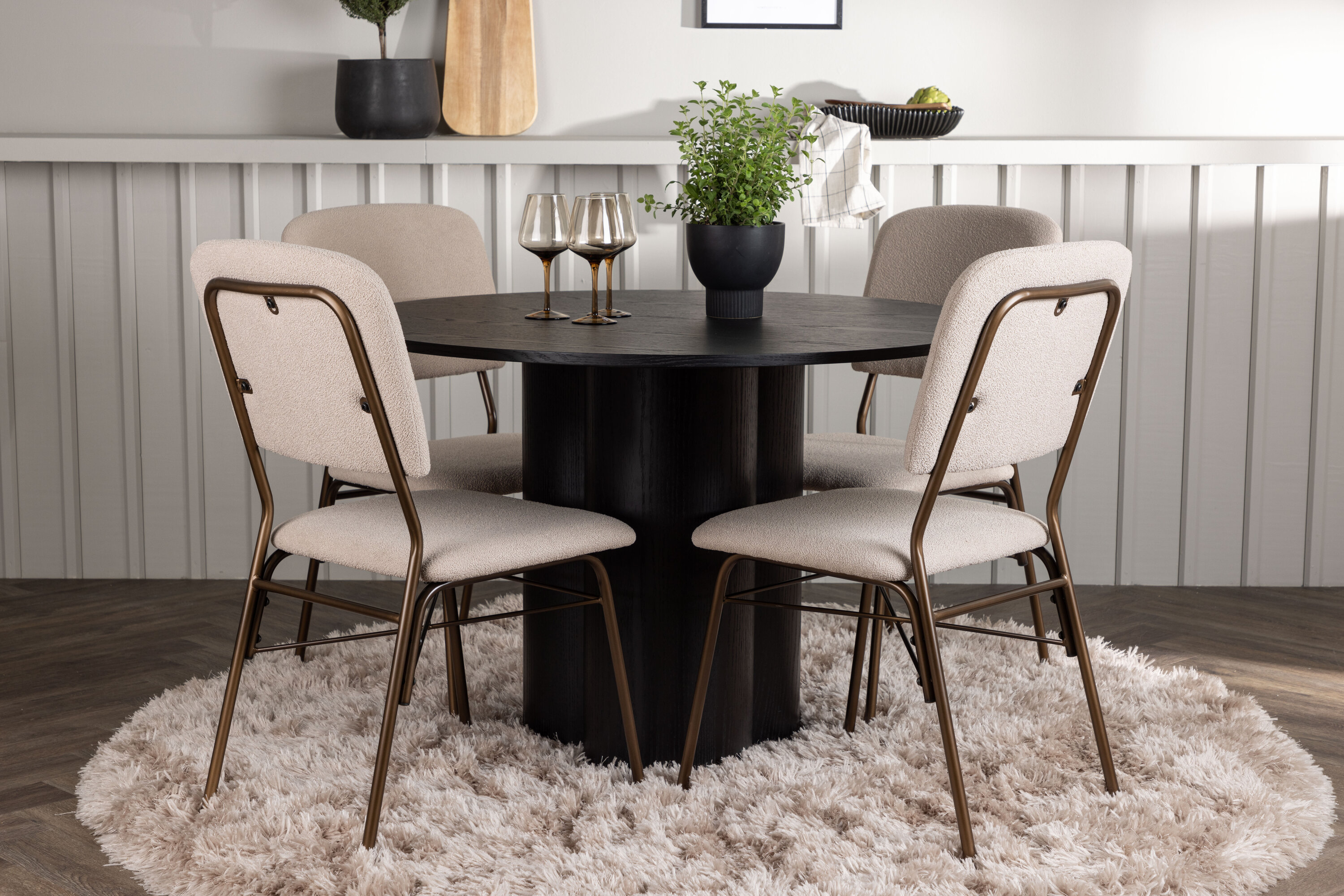 Olivia, Seda ensemble repas rond noir, beige, marron Table : ⌀110 Chaise : 56 x 94 x 48,5 cm en situation dans une pièce décorée