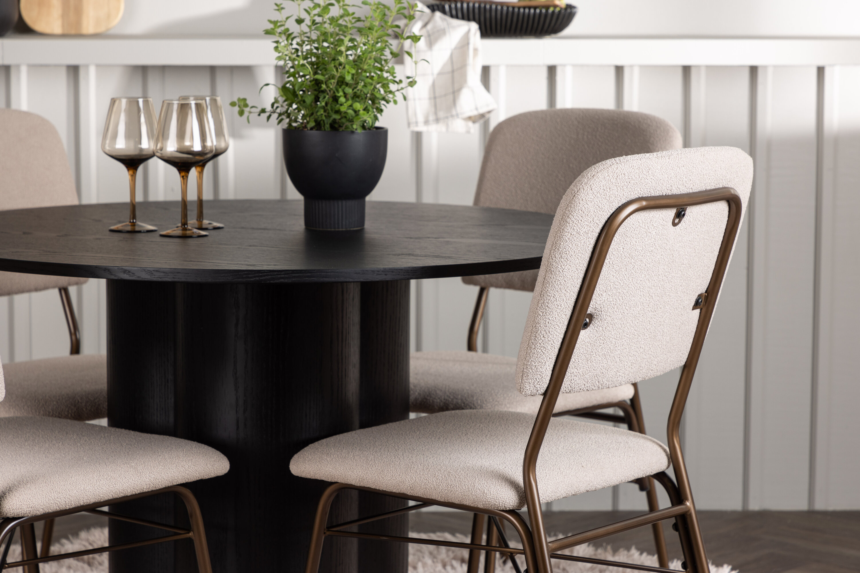 Olivia, Seda ensemble repas rond noir, beige, marron Table : ⌀110 Chaise : 56 x 94 x 48,5 cm en situation dans une pièce décorée