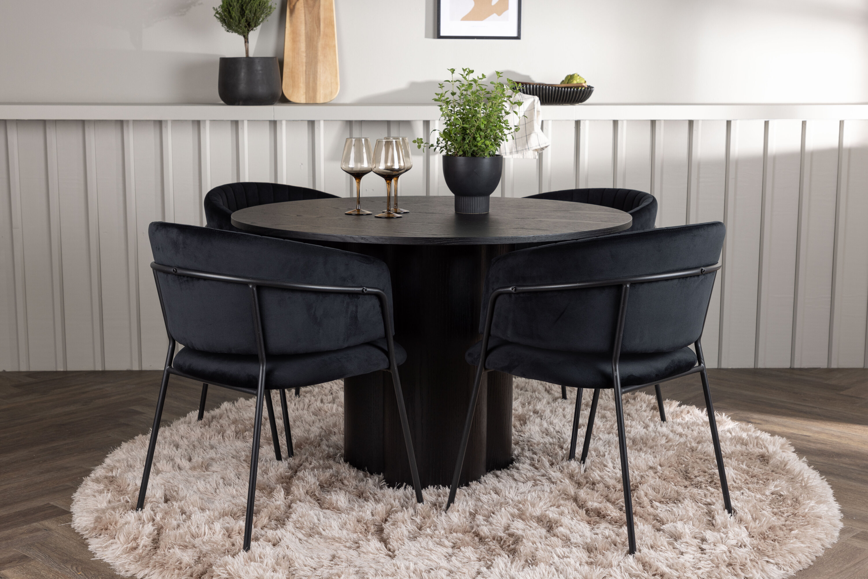 Olivia, Selma ensemble repas rond noir Table : ⌀110 Chaise : 58 x 82 x 54 cm en situation dans une pièce décorée