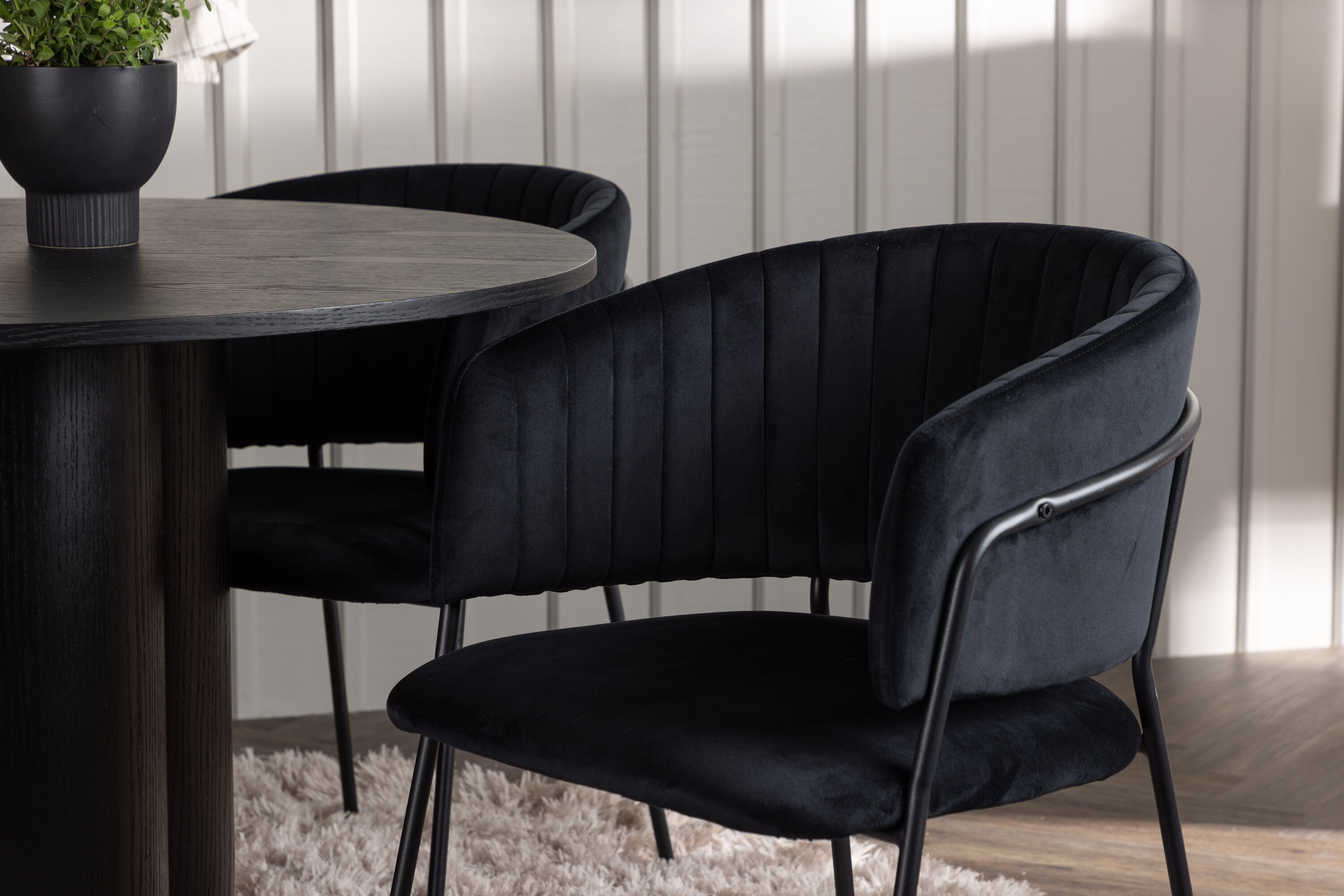 Olivia, Selma ensemble repas rond noir Table : ⌀110 Chaise : 58 x 82 x 54 cm en situation dans une pièce décorée