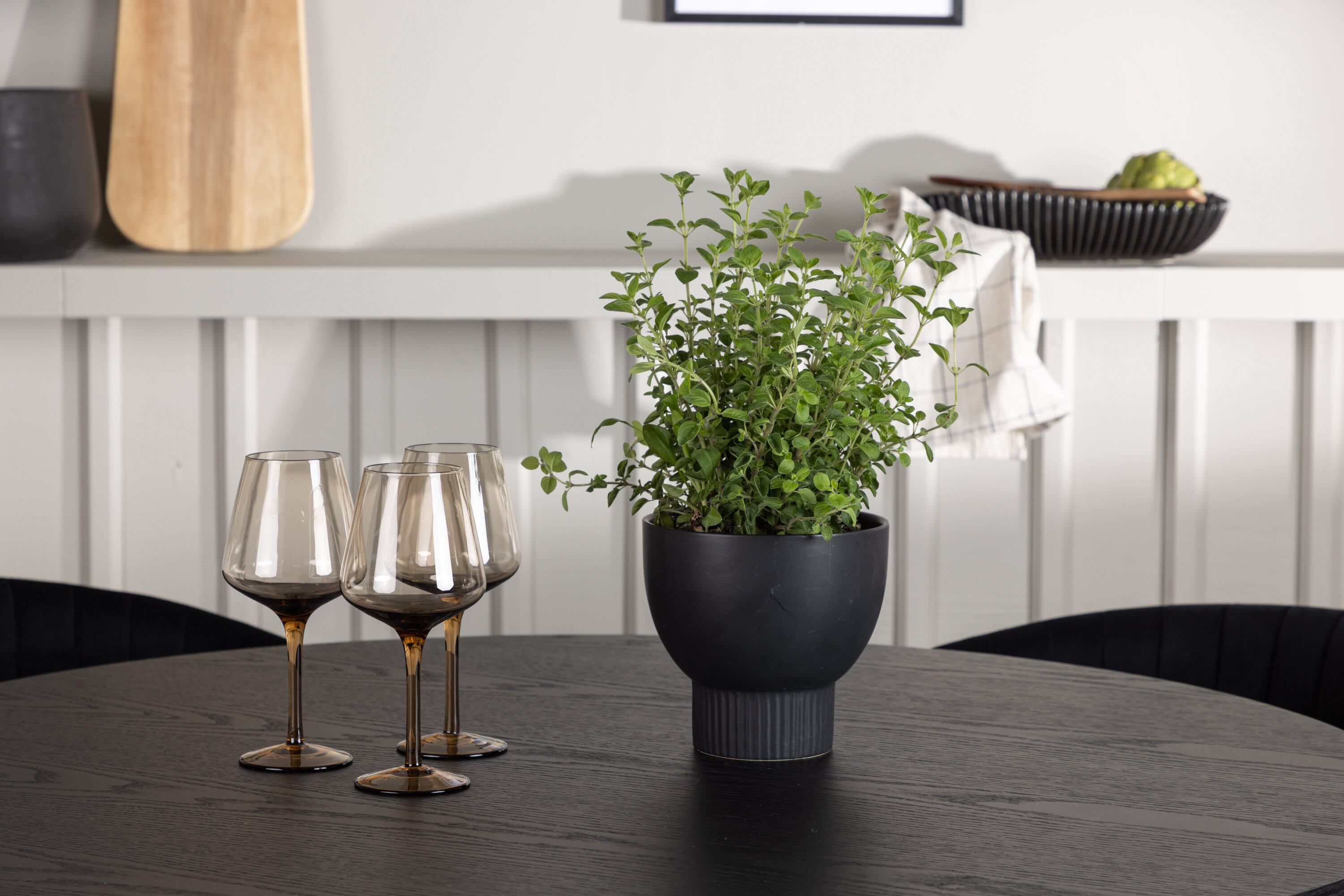 Olivia, Selma ensemble repas rond noir Table : ⌀110 Chaise : 58 x 82 x 54 cm en situation dans une pièce décorée