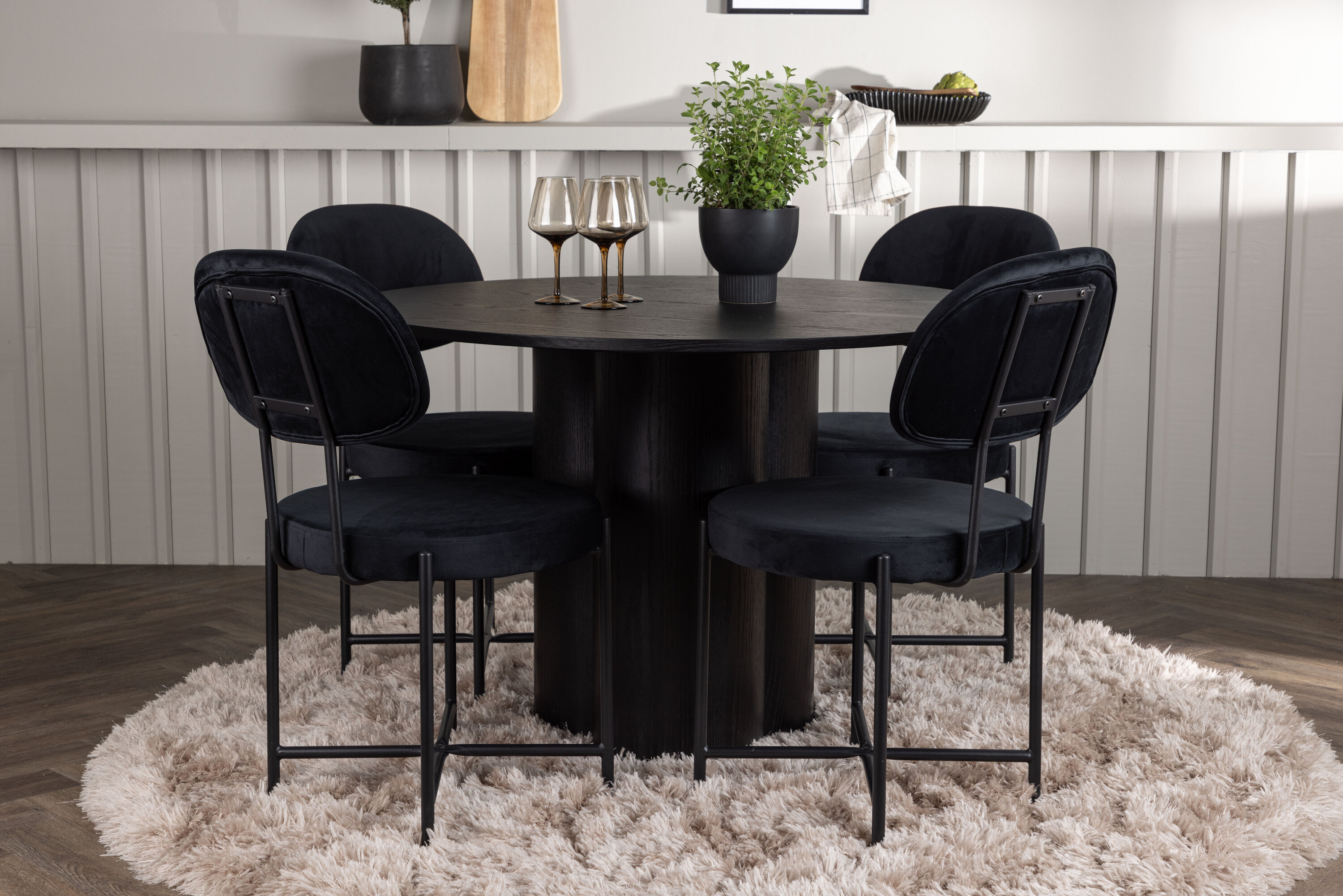 Olivia, Stella ensemble repas rond noir Table : ⌀110 Chaise : 60 x 89 x 50 cm en situation dans une pièce décorée