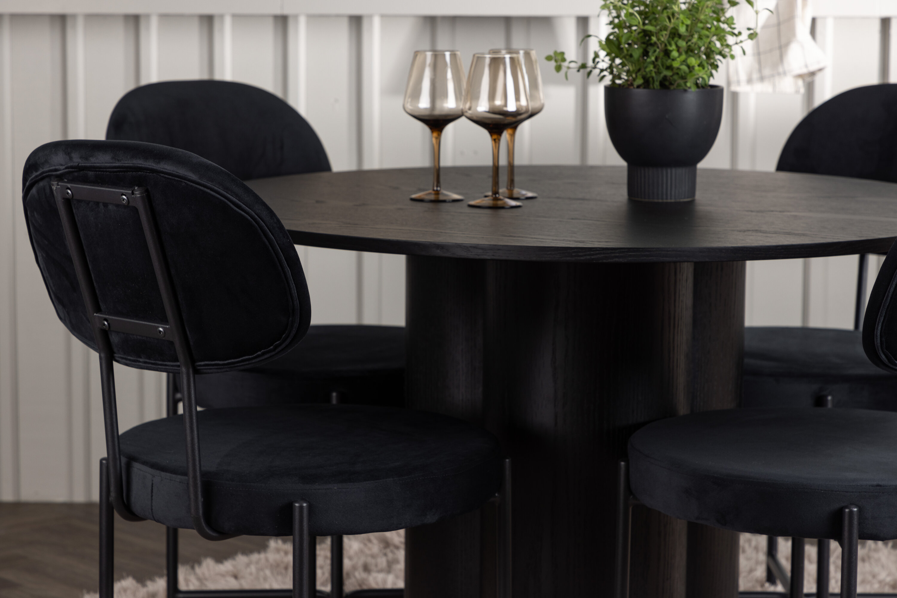 Olivia, Stella ensemble repas rond noir Table : ⌀110 Chaise : 60 x 89 x 50 cm en situation dans une pièce décorée
