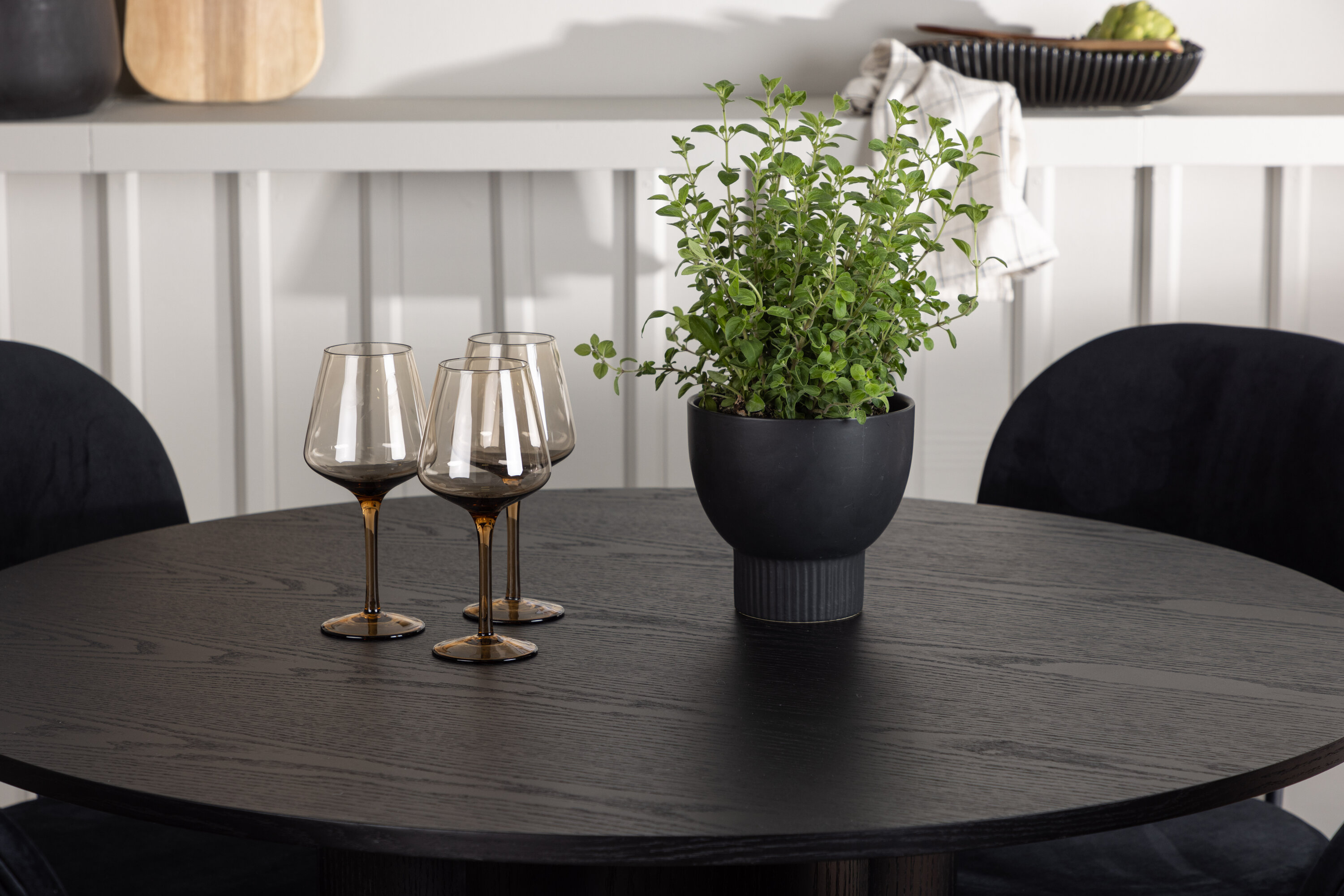 Olivia, Stella ensemble repas rond noir Table : ⌀110 Chaise : 60 x 89 x 50 cm en situation dans une pièce décorée
