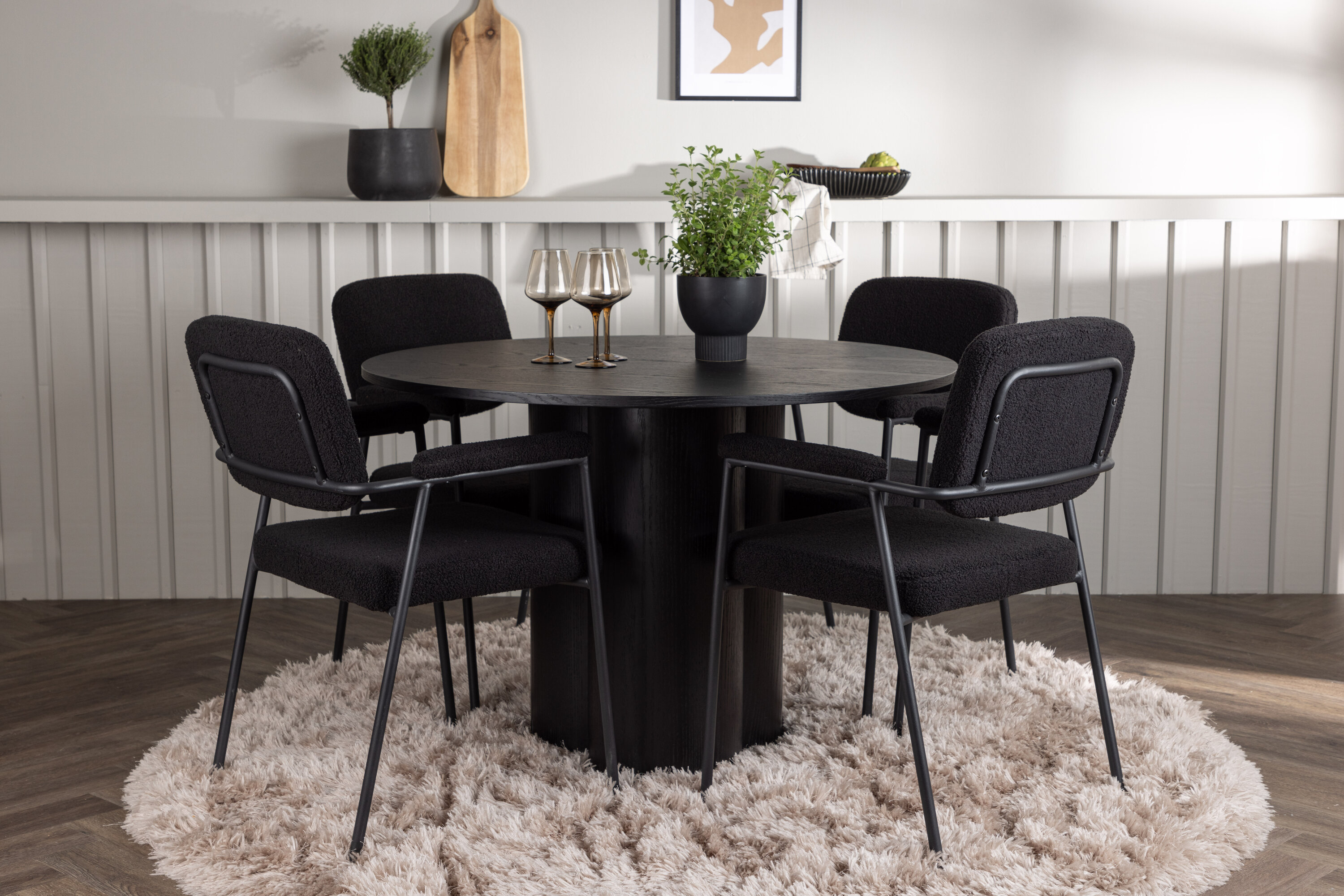 Olivia, Yesterday ensemble repas rond noir Table : ⌀110 Chaise : 60,5 x 90 x 58 cm en situation dans une pièce décorée