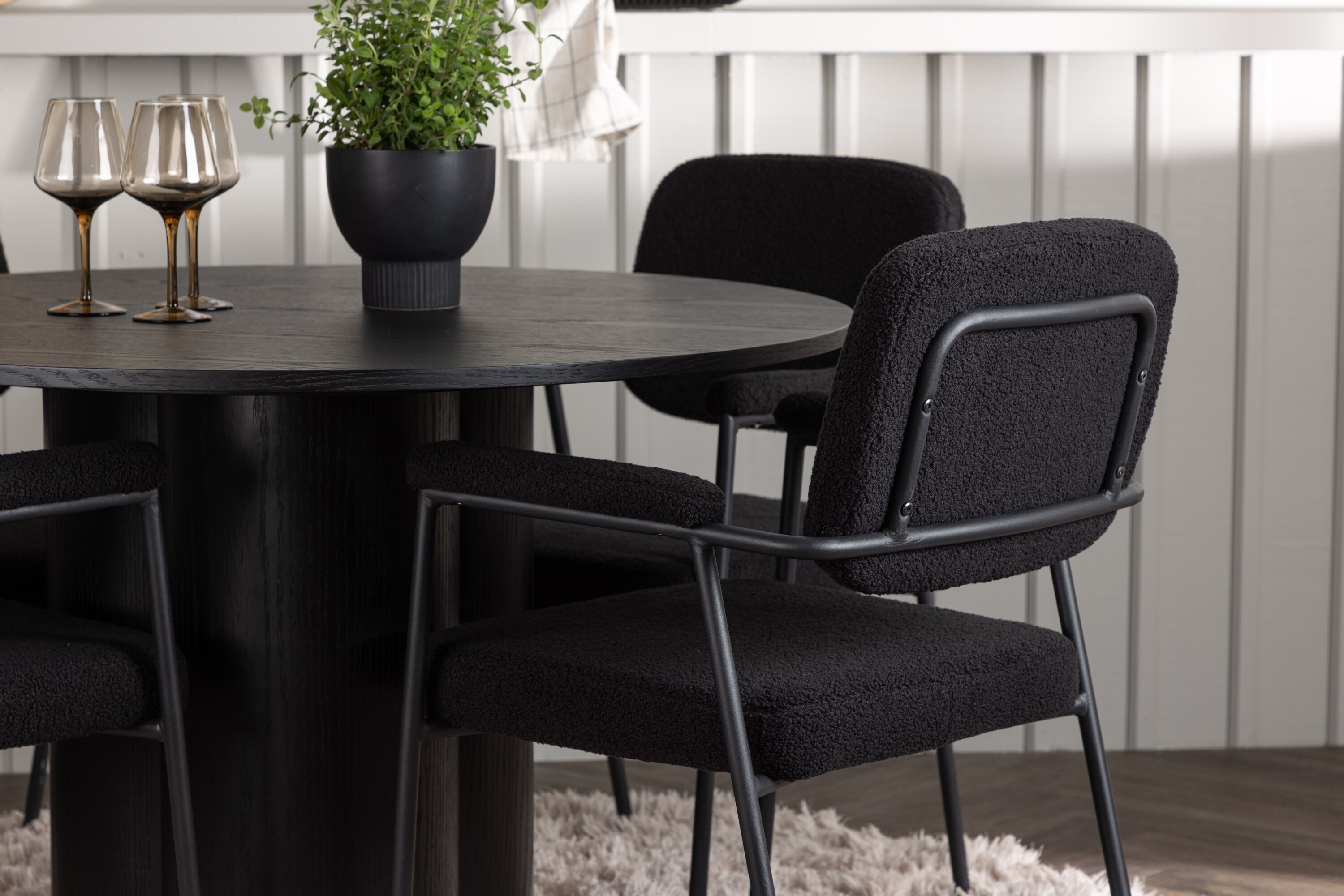 Olivia, Yesterday ensemble repas rond noir Table : ⌀110 Chaise : 60,5 x 90 x 58 cm en situation dans une pièce décorée