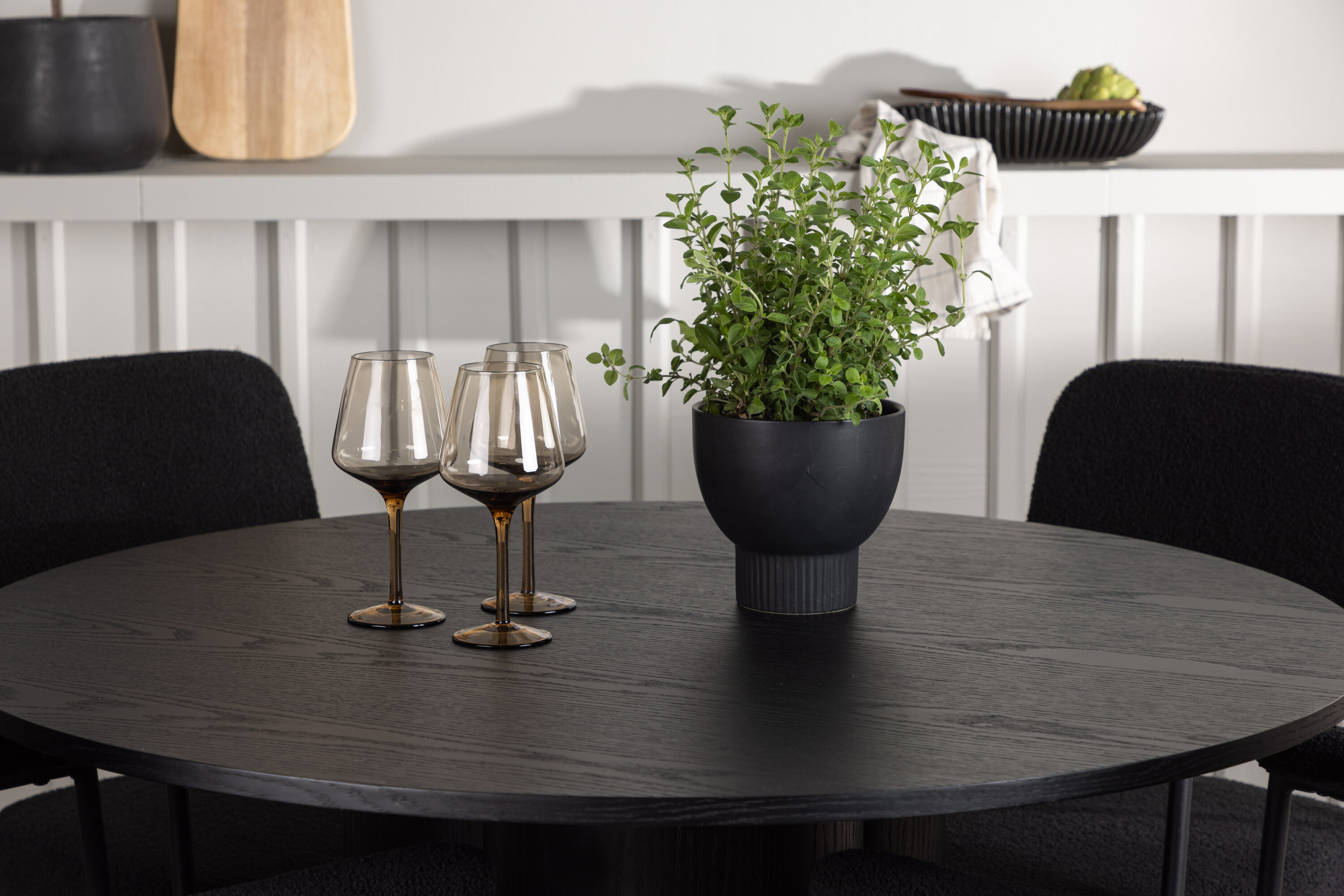 Olivia, Yesterday ensemble repas rond noir Table : ⌀110 Chaise : 60,5 x 90 x 58 cm en situation dans une pièce décorée
