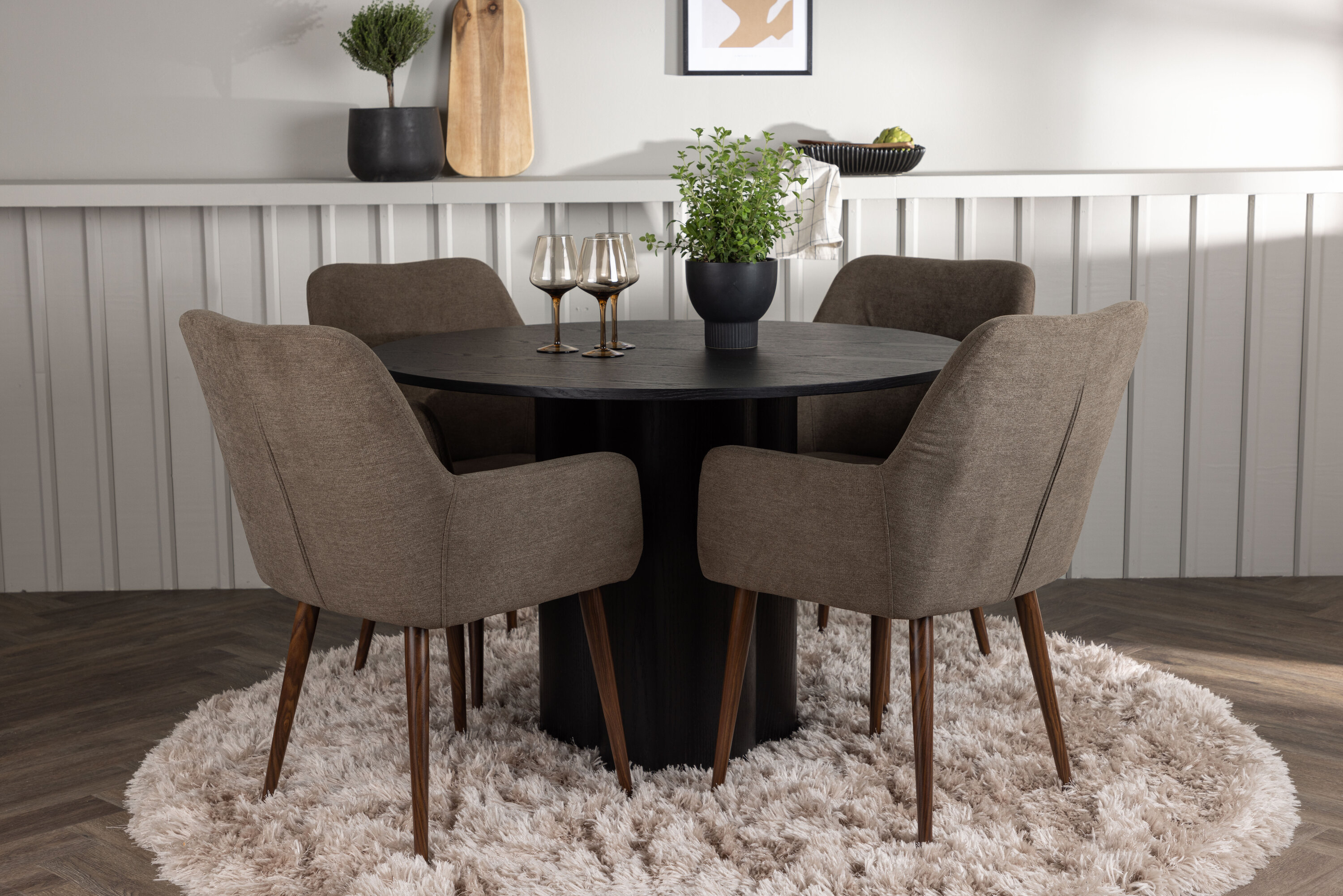 Olivia, Tomorrow ensemble repas rond noir, marron Table : ⌀110 Chaise : 62 x 90 x 60 cm en situation dans une pièce décorée