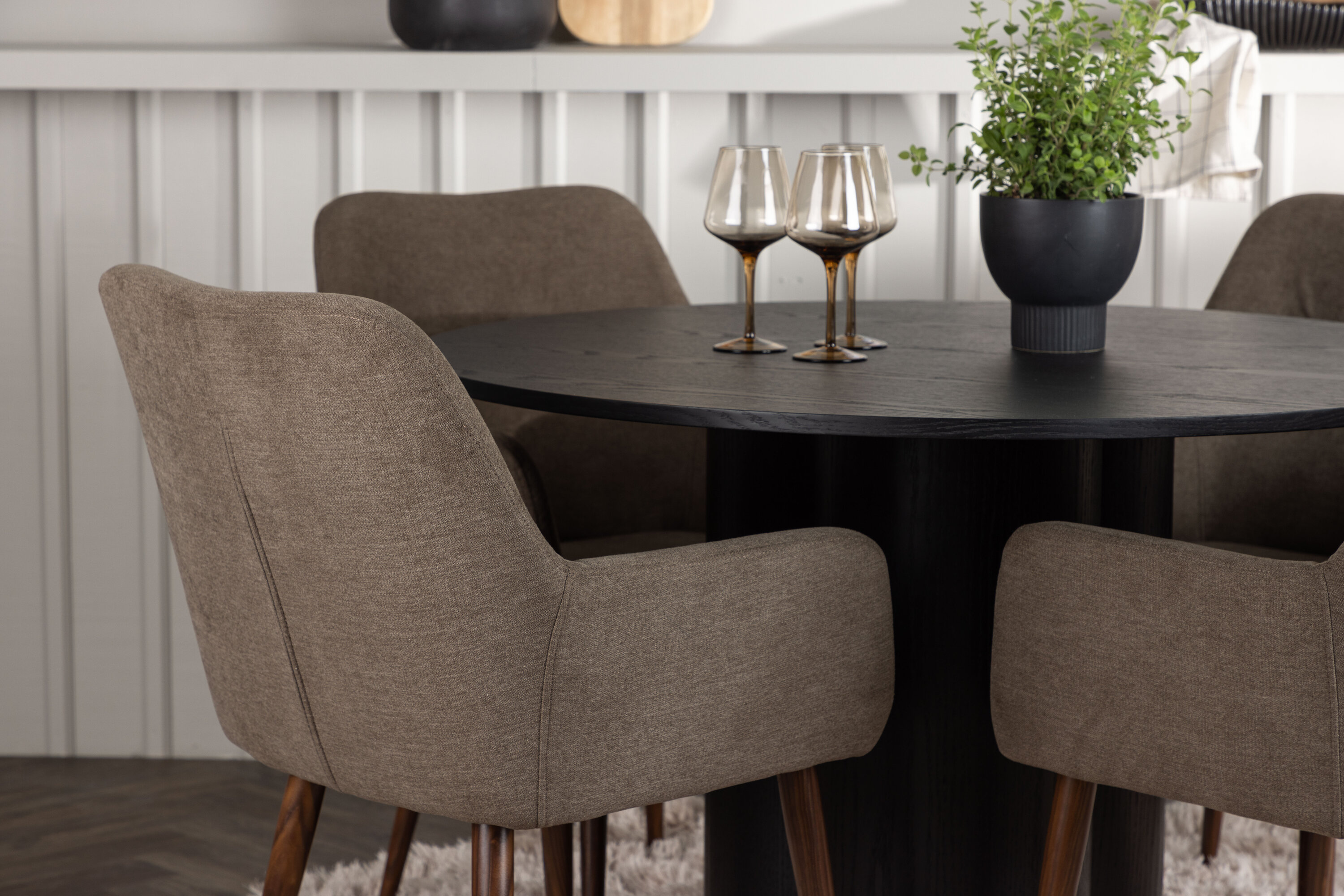 Olivia, Tomorrow ensemble repas rond noir, marron Table : ⌀110 Chaise : 62 x 90 x 60 cm en situation dans une pièce décorée