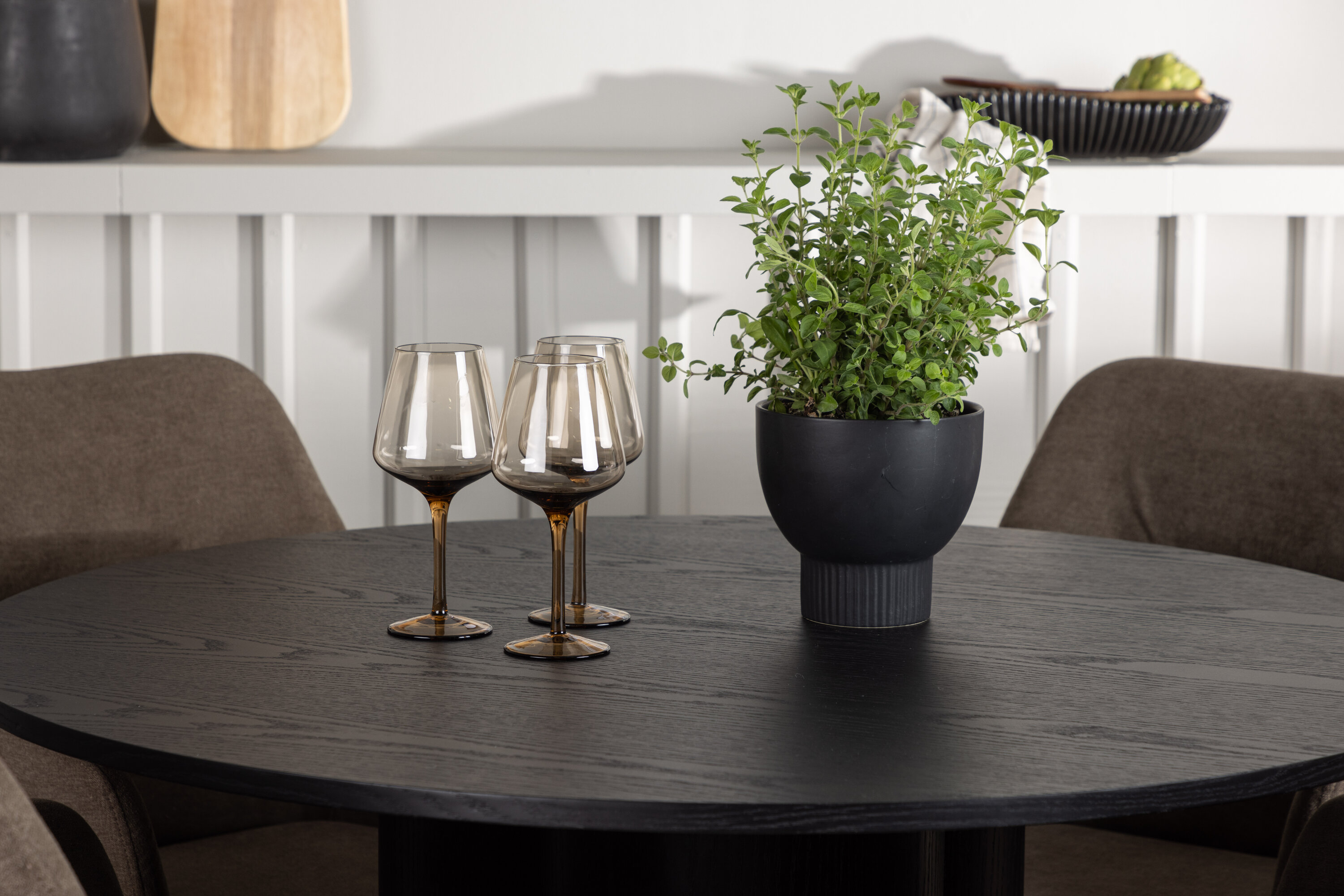 Olivia, Tomorrow ensemble repas rond noir, marron Table : ⌀110 Chaise : 62 x 90 x 60 cm en situation dans une pièce décorée
