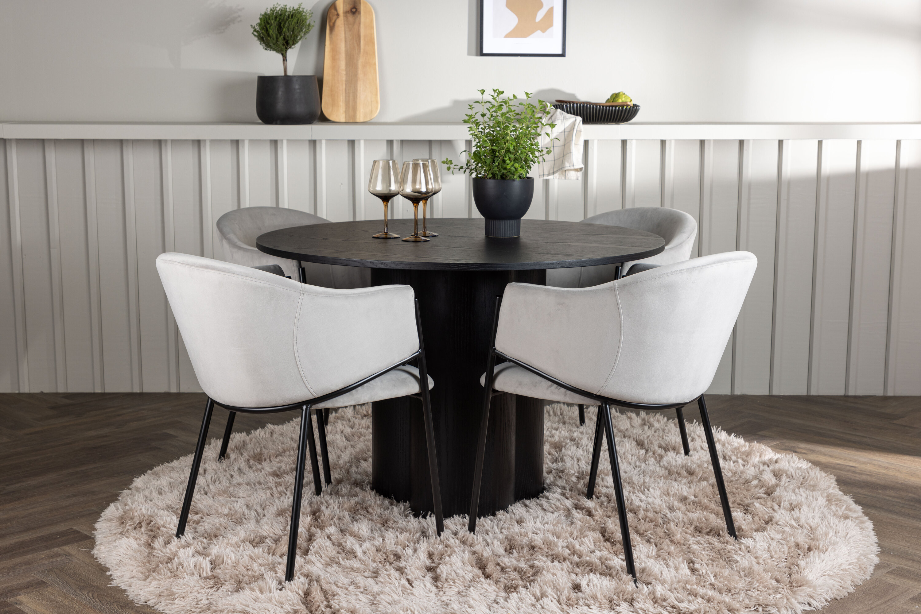 Olivia, Evelina ensemble repas rond noir, gris Table : ⌀110 Chaise : 62 x 80 x 54 cm en situation dans une pièce décorée