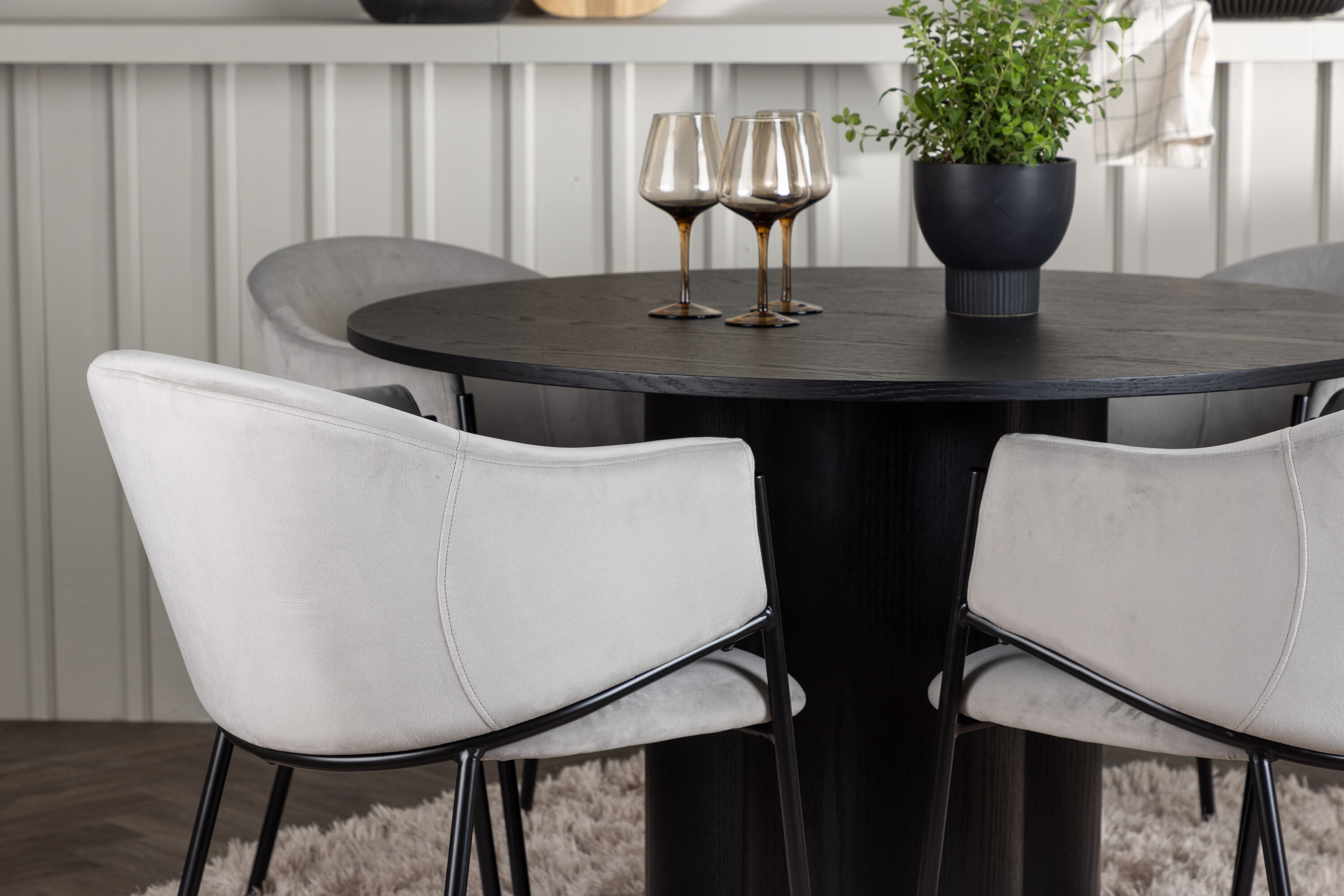 Olivia, Evelina ensemble repas rond noir, gris Table : ⌀110 Chaise : 62 x 80 x 54 cm en situation dans une pièce décorée