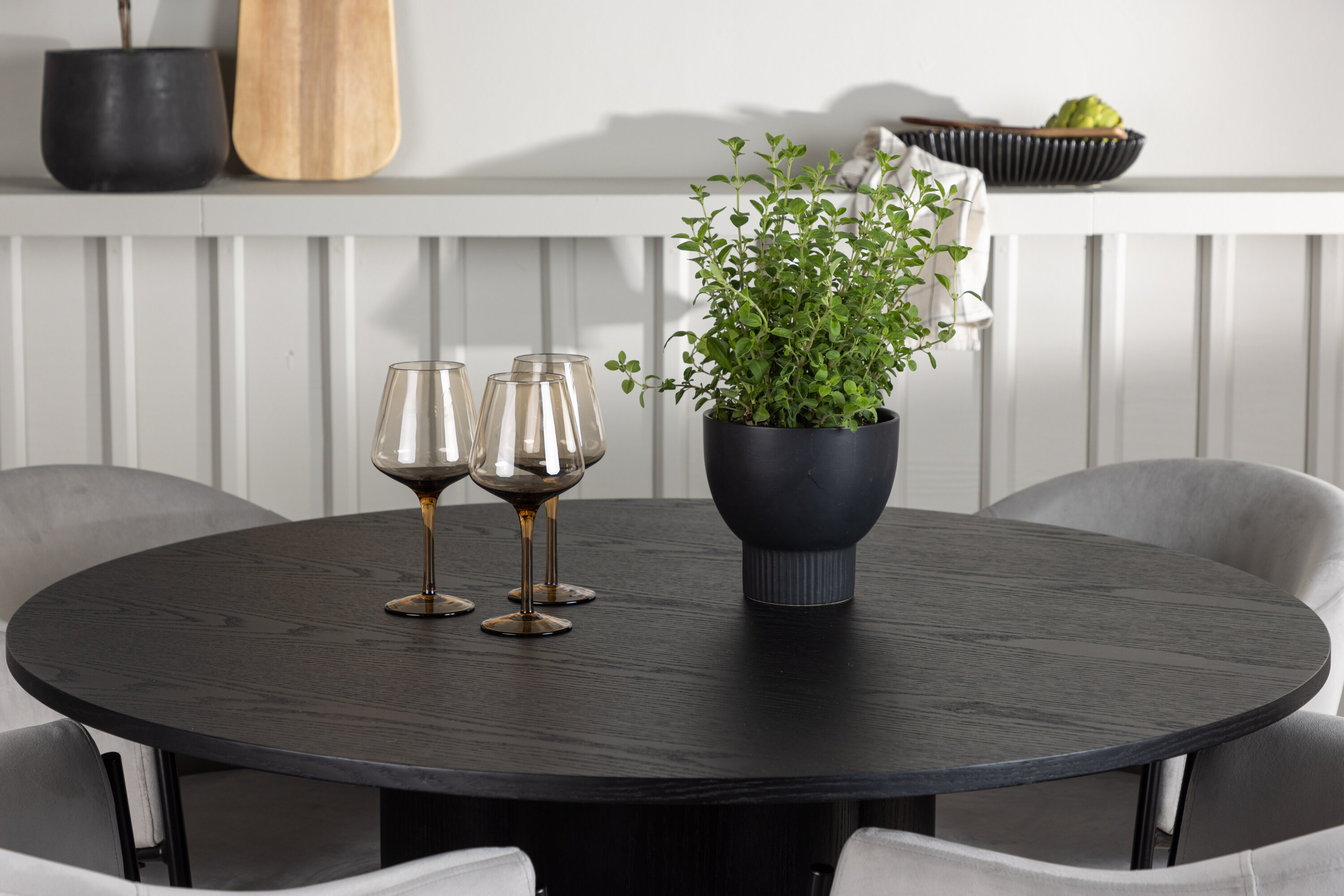 Olivia, Evelina ensemble repas rond noir, gris Table : ⌀110 Chaise : 62 x 80 x 54 cm en situation dans une pièce décorée