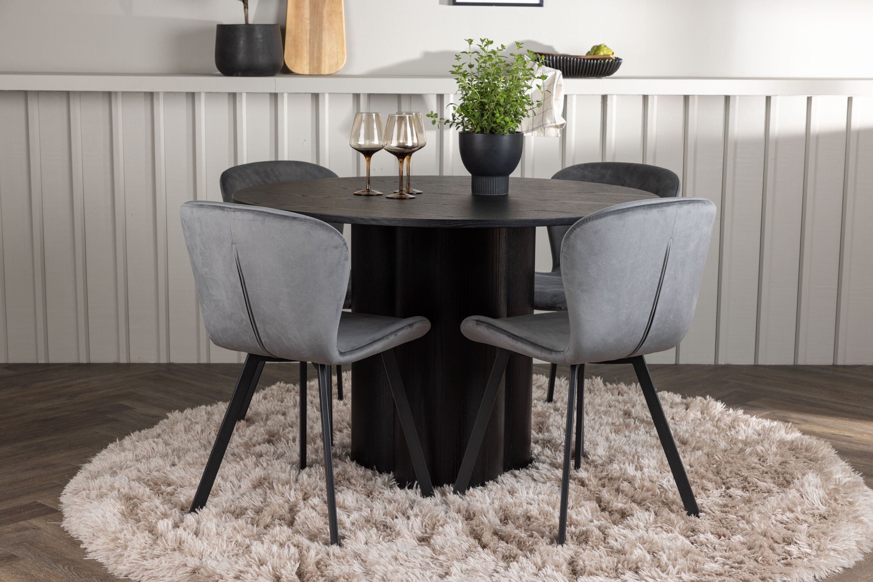 Olivia, Lilja ensemble repas rond noir, gris Table : ⌀110 Chaise : 50 x 80 x 48 cm en situation dans une pièce décorée