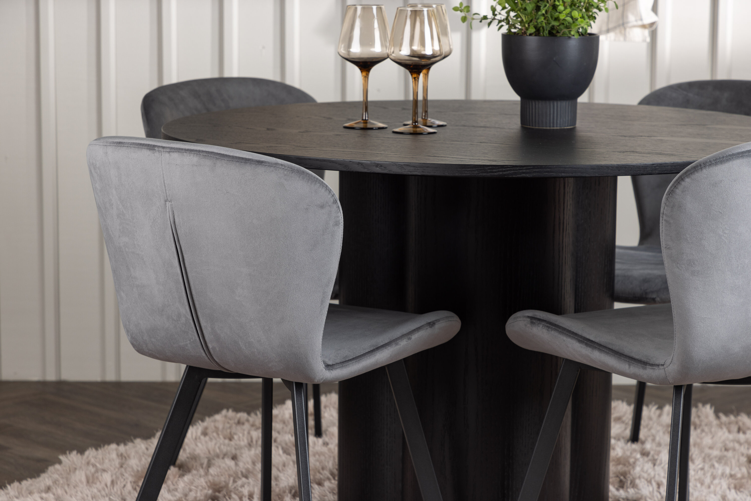 Olivia, Lilja ensemble repas rond noir, gris Table : ⌀110 Chaise : 50 x 80 x 48 cm en situation dans une pièce décorée