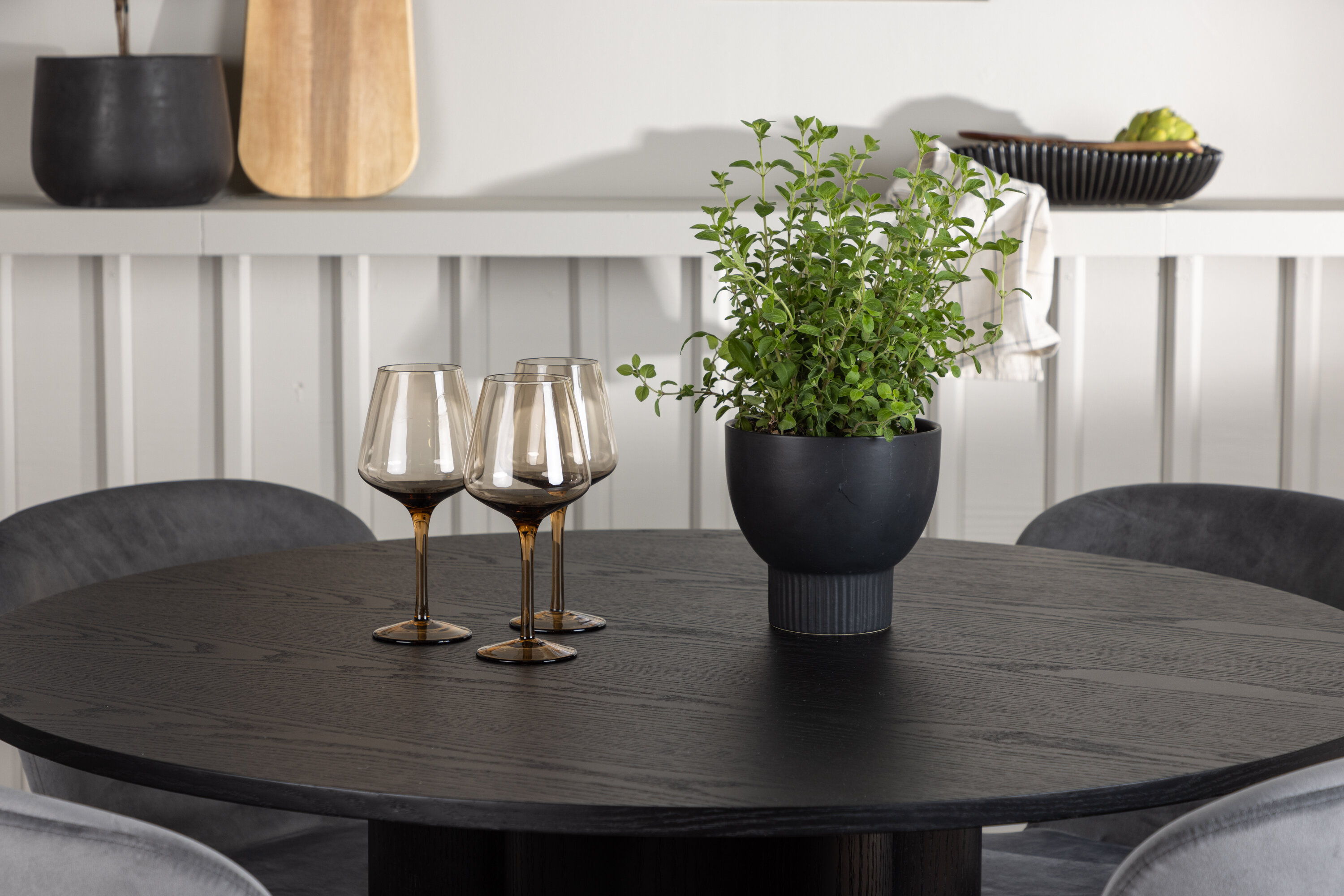 Olivia, Lilja ensemble repas rond noir, gris Table : ⌀110 Chaise : 50 x 80 x 48 cm en situation dans une pièce décorée