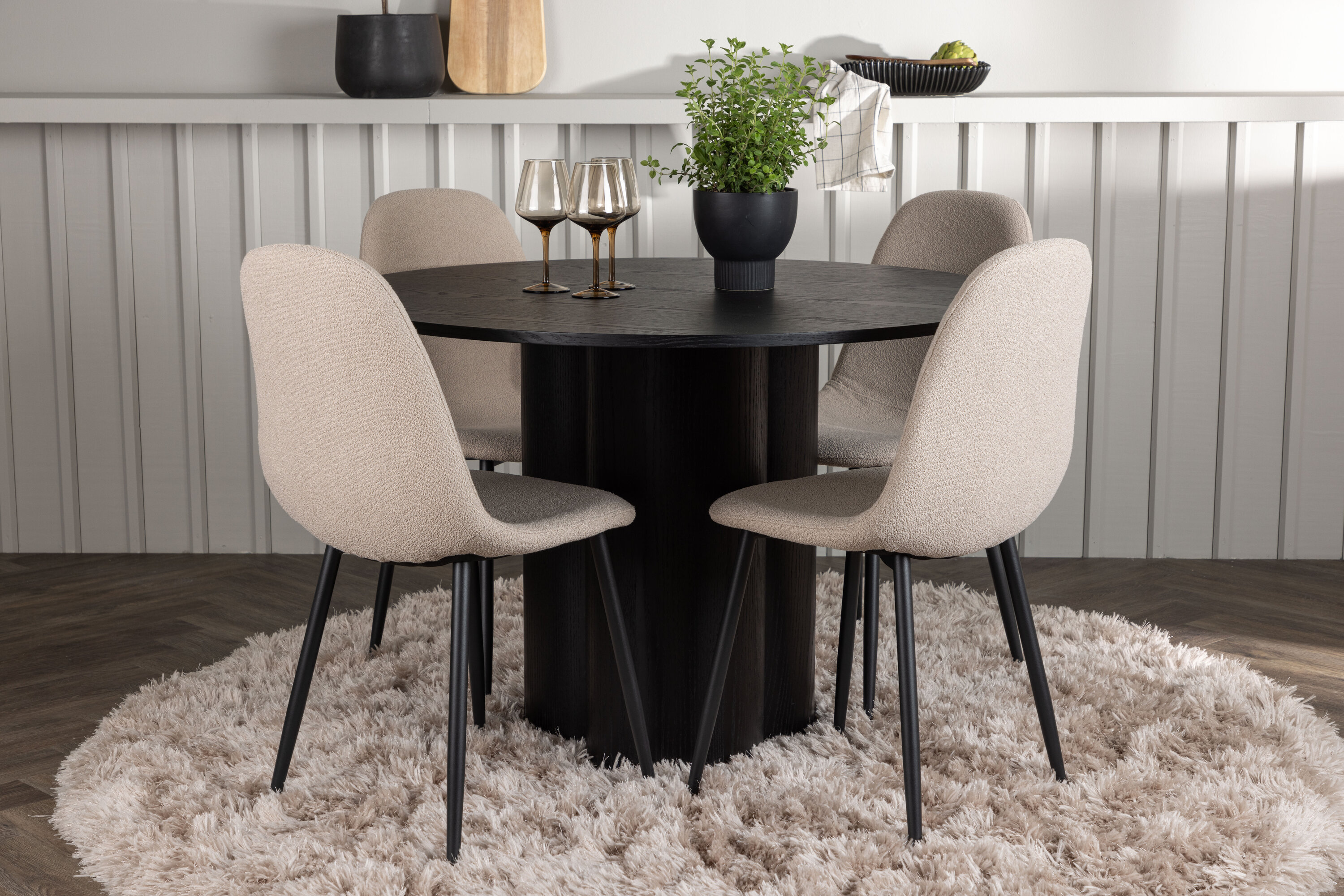 Olivia, Polar ensemble repas rond noir, beige Table : ⌀110 Chaise : 52 x 90 x 45 cm en situation dans une pièce décorée