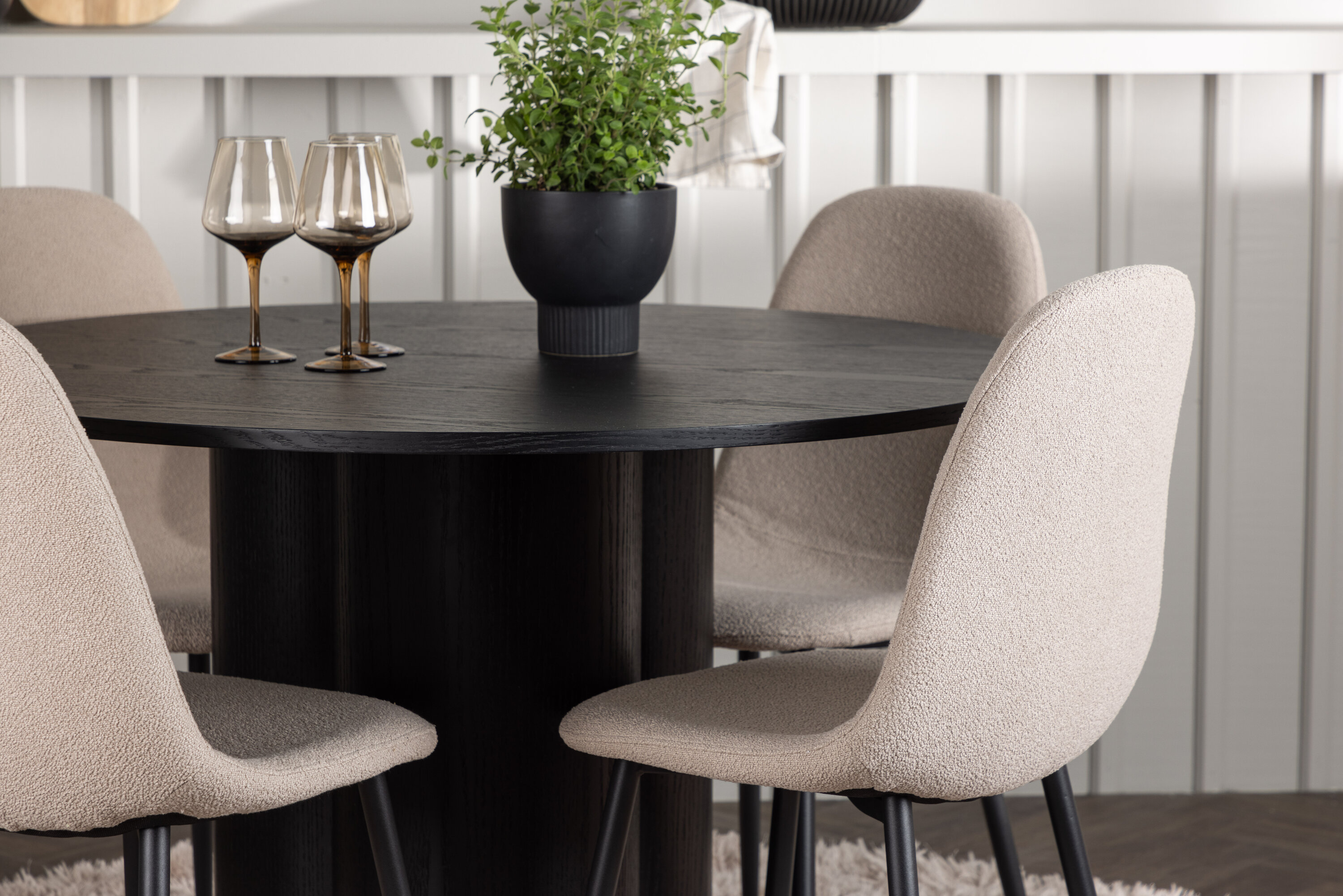 Olivia, Polar ensemble repas rond noir, beige Table : ⌀110 Chaise : 52 x 90 x 45 cm en situation dans une pièce décorée