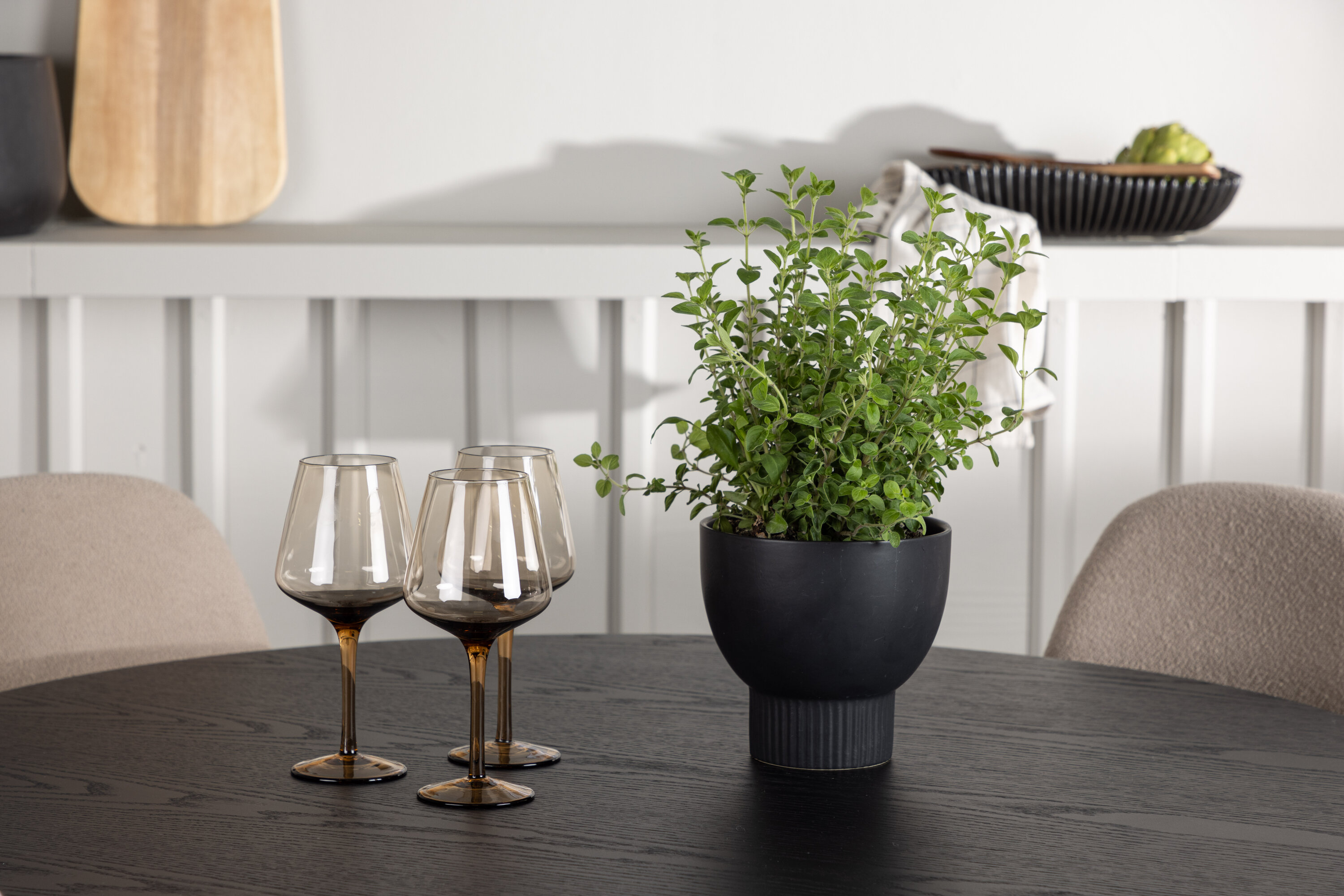 Olivia, Polar ensemble repas rond noir, beige Table : ⌀110 Chaise : 52 x 90 x 45 cm en situation dans une pièce décorée