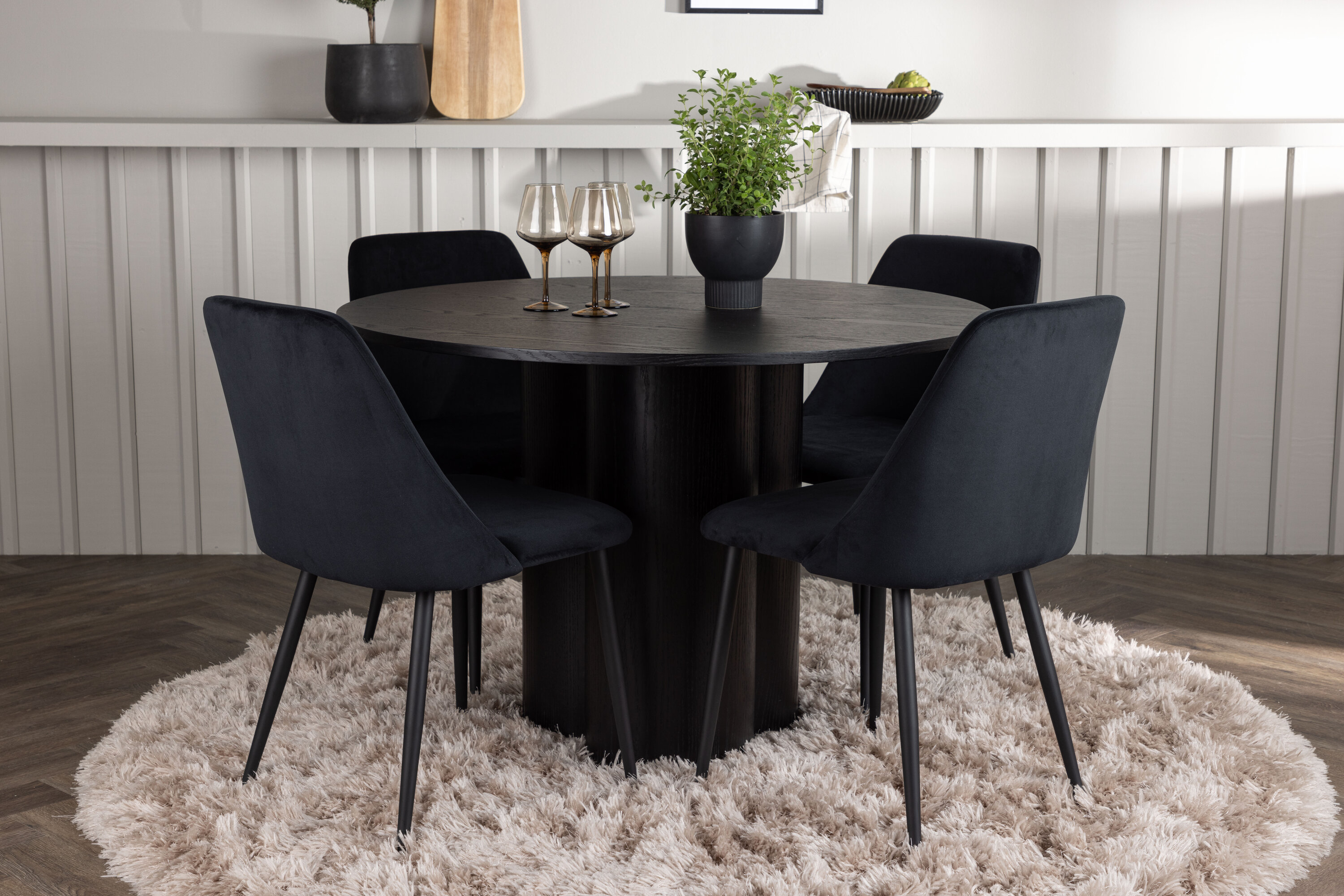 Olivia, Night ensemble repas rond noir Table : ⌀110 Chaise : 56 x 87 x 49 cm en situation dans une pièce décorée