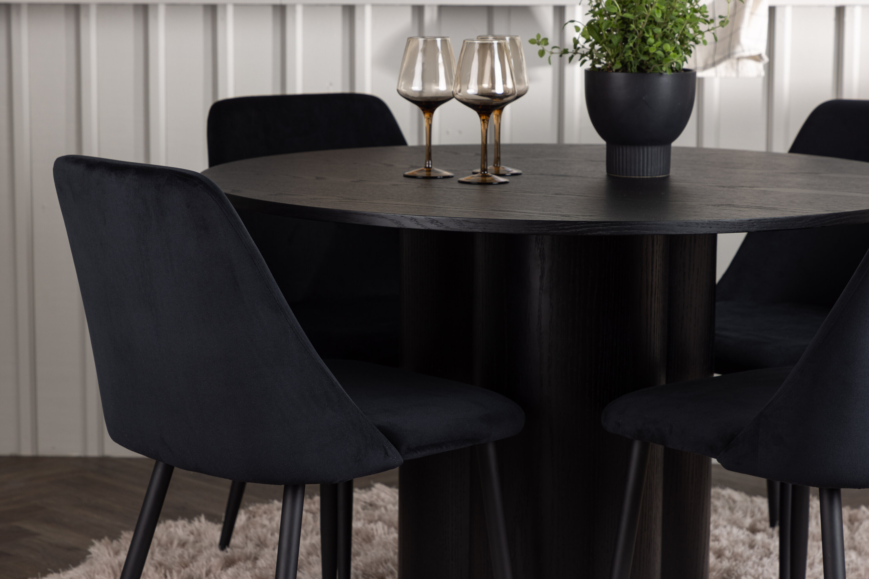 Olivia, Night ensemble repas rond noir Table : ⌀110 Chaise : 56 x 87 x 49 cm en situation dans une pièce décorée